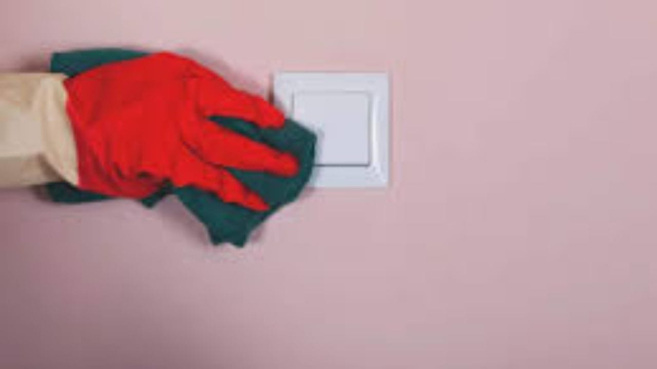 હવે સ્વીચબોર્ડ સાફ કરવા માટે પહેલા થોડું રુ લો અને તેને નેઇલ રીમુવરમાં ડુબાડો. ખાતરી કરો કે નેઇલ રીમુવર ટપકતું નથી. તેને થોડું ભીનું રાખો. કાળા પડી ગયેલા સ્વીચબોર્ડને હળવા હાથે ઘસો, જૂના ટૂથબ્રશનો ઉપયોગ કરીને જ્યાં રુ પહોંચી ન શકે ત્યાં. બ્રશ પર થોડી માત્રામાં નેઇલ રીમુવર લગાવો અને ઘસો. તમે જોશો કે સેકન્ડોમાં જૂની ગંદકી નીકળી જાય છે.
