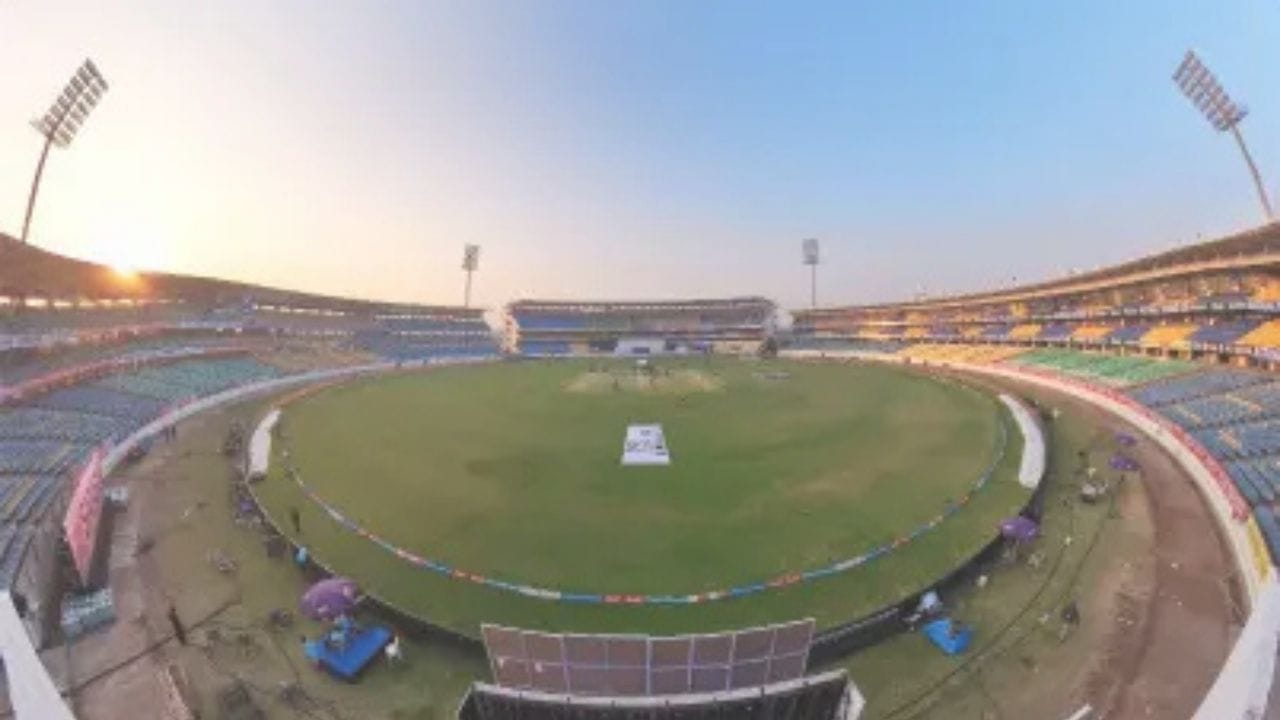 ભારત અને ન્યુઝીલેન્ડ વચ્ચેની ODI સીરિઝની બીજી મેચ 14 જાન્યુઆરીએ રાજકોટના નિરંજન શાહ સ્ટેડિયમ ખાતે રમાશે. આજે રાજકોટના ક્રિકેટ સ્ટેડિયમમાં અનેક રેકોર્ડ પણ તુટતા જોવા મળી શકે છે.