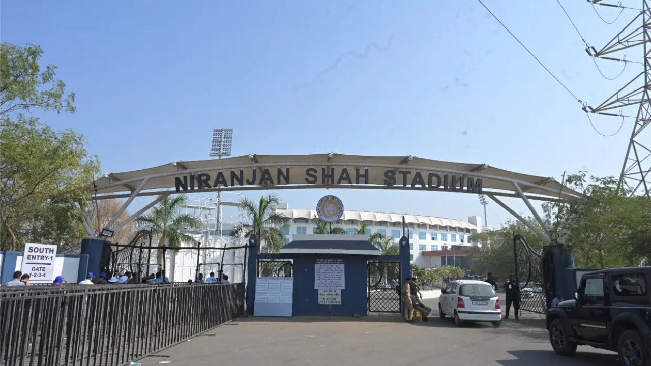  બેંગલુરુમાં આવેલું એમ. ચિન્નાસ્વામી સ્ટેડિયમ ભારતનું પહેલું સૌર ઉર્જાથી ચાલતું સ્ટેડિયમ હતું, જેમાં 2015માં સૌર પ્લાન્ટ સ્થાપિત કરવામાં આવ્યો હતો.