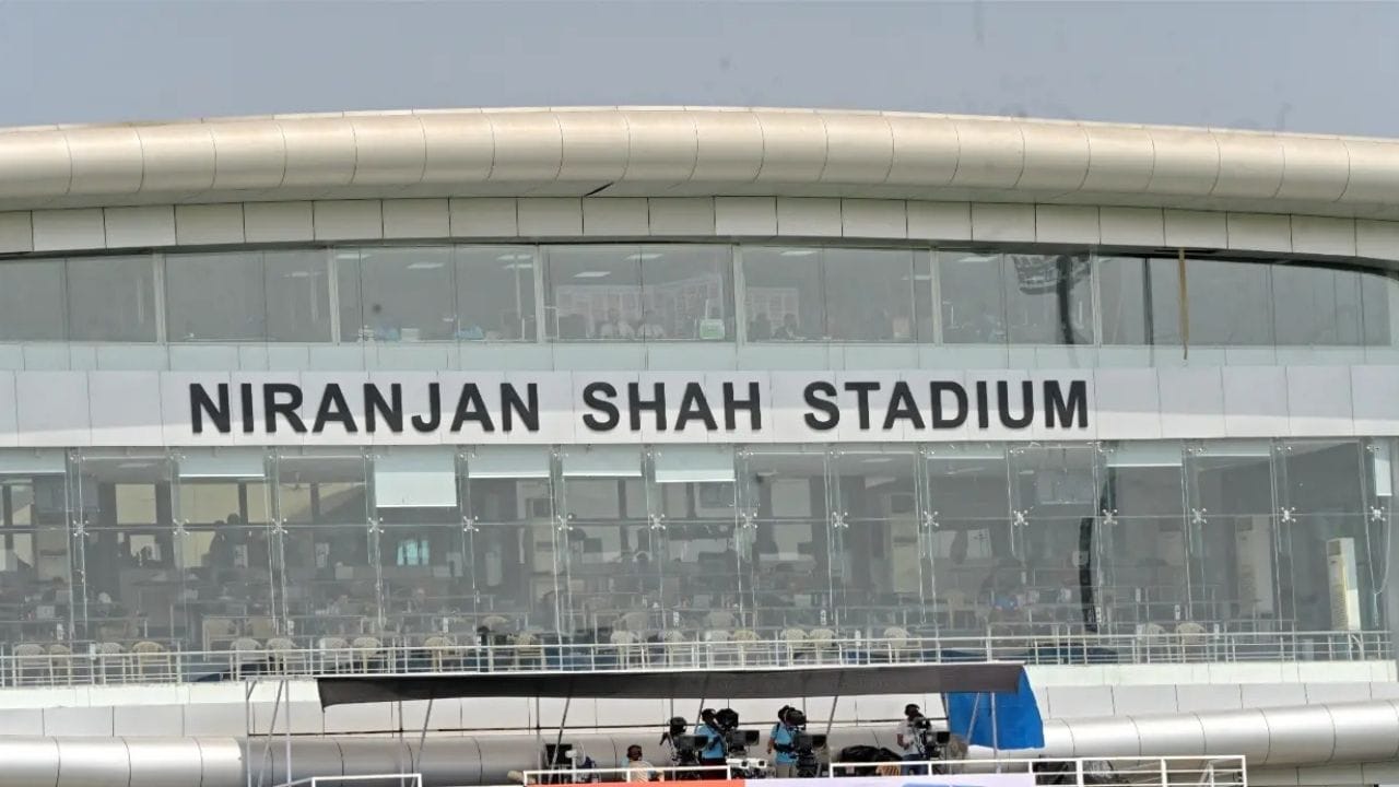 નિરંજન શાહ સ્ટેડિયમે સોલાર રૂફટોપ સિસ્ટમ લાગુ કરી છે, જે તેને ભારતના સૌર ઉર્જાથી ચાલતા સ્થળોમાંનું એક બનાવે છે.આ સિસ્ટમ વાર્ષિક 82,000 યુનિટ સૌર ઉર્જા ઉત્પન્ન કરવા માટે ડિઝાઇન કરવામાં આવી છે અને વીજળીના બિલમાં આશરે ₹54,600 ની માસિક બચતમાં ફાળો આપે છે.