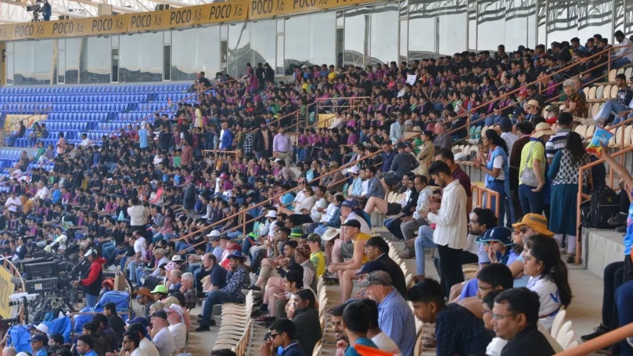 અહીં સ્થાપિત સૌર પેનલ દર મહિને 7000 યુનિટ વીજળી ઉત્પન્ન કરી શકે છે, જેનાથી વાર્ષિક આશરે 54,600 રૂપિયાની બચત થાય છે.