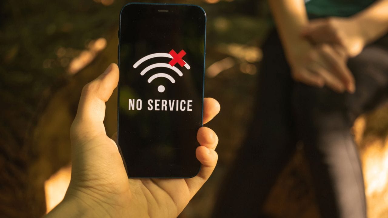 નેટવર્ક મોડ બદલો: કેટલીકવાર લોકો તેમના નેટવર્કને 5G પર સેટ કરે છે, પરંતુ જ્યારે તેઓ એવી જગ્યાએ પહોંચે છે જ્યાં 5G નેટવર્ક સારું નથી, ત્યારે તેમના ફોનનો સિગ્નલ ગાયબ થઈ જાય છે. આવી સ્થિતિમાં, નેટવર્ક મોડ બદલવો મહત્વપૂર્ણ છે. જોકે 5G નેટવર્ક ઝડપી ગતિ પ્રદાન કરે છે, તમને દરેક જગ્યાએ સારું 5G નેટવર્ક મળશે તે જરૂરી નથી. તેથી, તમારા નેટવર્કને 5G ને બદલે LTE પર સેટ કરવું મહત્વપૂર્ણ છે. આના પરિણામે થોડી ઓછી ગતિ આવી શકે છે, પરંતુ તે ચોક્કસપણે એક સ્થિર નેટવર્ક પ્રદાન કરશે. આ કરવા માટે, iPhone પર, સેટિંગ્સ > મોબાઇલ સેવા > તમારું સિમ પસંદ કરો > વૉઇસ અને ડેટા > 5G ને બદલે LTE પસંદ કરો પર જાઓ. એ જ રીતે, Android પર, સેટિંગ્સ > નેટવર્ક અને ઇન્ટરનેટ > સિમ્સ > તમારું સક્રિય સિમ પસંદ કરો > પસંદગીનું નેટવર્ક પ્રકાર > LTE પસંદ કરો પર જાઓ. આ પદ્ધતિને અનુસરીને, તમે મોટાભાગની જગ્યાએ તમારા ફોન પર સંપૂર્ણ સિગ્નલ મેળવી શકો છો.