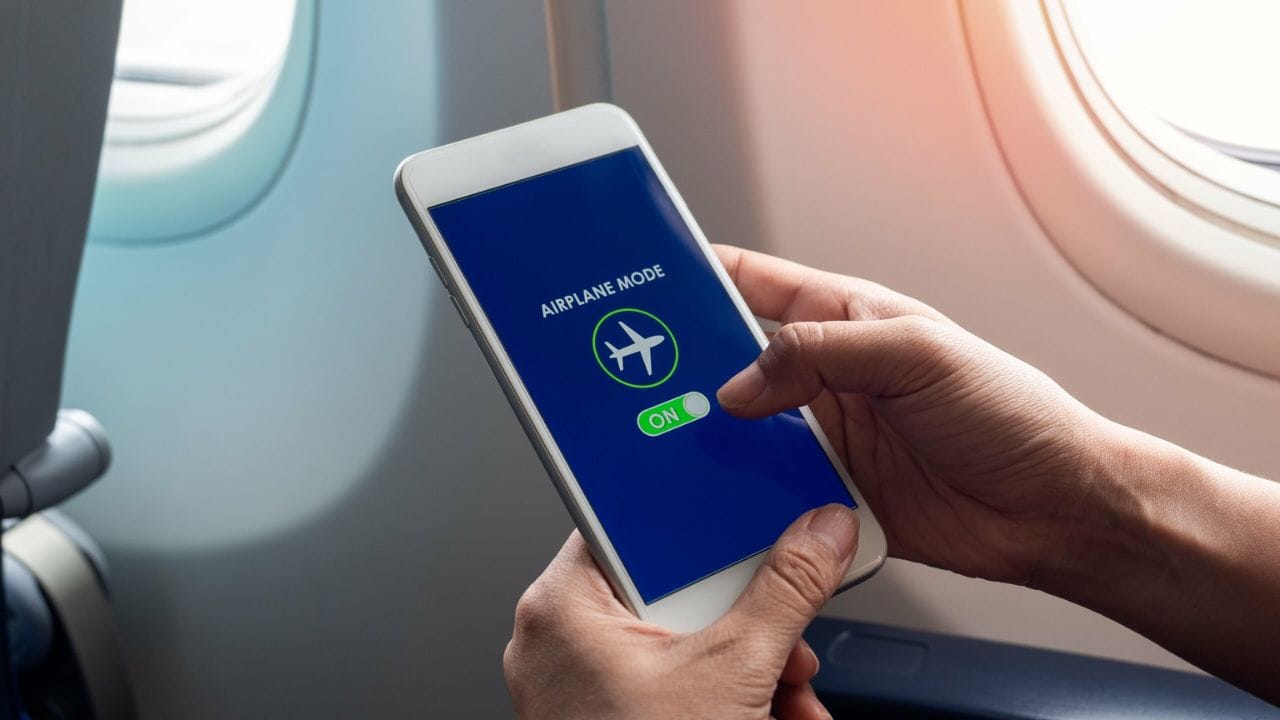 ફોનનો એરપ્લેન મોડ ચાલુ અને બંધ કરો: જો તમે ક્યારેય તમારા ફોન પર સિગ્નલ ગુમાવો છો, તો પહેલું પગલું એ છે કે તમારા ફોનનો એરપ્લેન મોડ થોડી સેકંડ માટે ચાલુ અને બંધ કરો. આ પદ્ધતિ તમારા નેટવર્ક માટે ઝડપી રીસેટ તરીકે કાર્ય કરે છે. તે તમારા ફોનને એક ક્ષણ માટે નેટવર્કથી સંપૂર્ણપણે ડિસ્કનેક્ટ કરે છે અને નજીકના મોબાઇલ ટાવર સાથે ફરીથી કનેક્ટ થાય છે. મોટાભાગના કિસ્સાઓમાં, આ સરળ પગલું તરત જ સિગ્નલ સમસ્યાને હલ કરે છે.