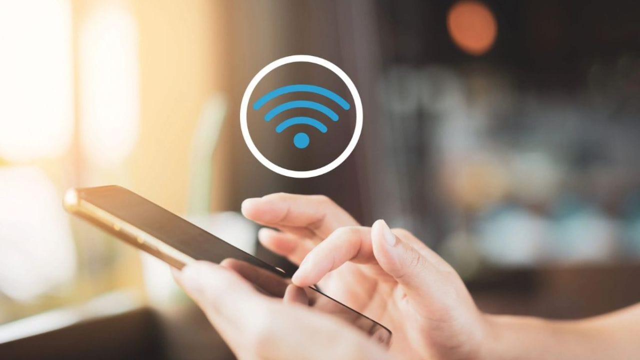 Wi-Fi કોલિંગ પણ એક સારો વિકલ્પ: કેટલીકવાર, લોકો ઘરની બહાર તેમના ફોન પર સારા સિગ્નલનો અનુભવ કરે છે, પરંતુ તેઓ ઘરમાં પ્રવેશતાની સાથે જ સિગ્નલ ગાયબ થઈ જાય છે. જો તમારી સાથે આવું થાય, તો જાણો કે WiFi કૉલિંગ વિકલ્પ ચાલુ કરીને, જ્યાં પણ WiFi કનેક્શન હોય ત્યાં તમને સારો સિગ્નલ મળી શકે છે. સ્વાભાવિક રીતે, તમારે WiFi સાથે કનેક્ટેડ હોવું જરૂરી છે. iPhone પર આ સુવિધા ચાલુ કરવા માટે, Settings > Mobile Service > SIM > તમારા સક્રિય SIM પસંદ કરો > Wi-Fi કૉલિંગ પર ટેપ કરો અને તેને ચાલુ કરો. એ જ રીતે, Android ફોન પર WiFi કૉલિંગ સુવિધા ચાલુ કરવા માટે, Settings > Network and Internet > SIM > તમારા સક્રિય SIM પસંદ કરો > Calling હેઠળ Wi-Fi કૉલિંગ પર ટેપ કરો અને તેને ચાલુ કરો. આ પછી, WiFi સિગ્નલ તમારા ફોનના નેટવર્કની અછતને પૂર્ણ કરશે, જેનાથી તમે સરળતાથી કૉલ કરી શકો છો અને સંદેશા મોકલી શકો છો.