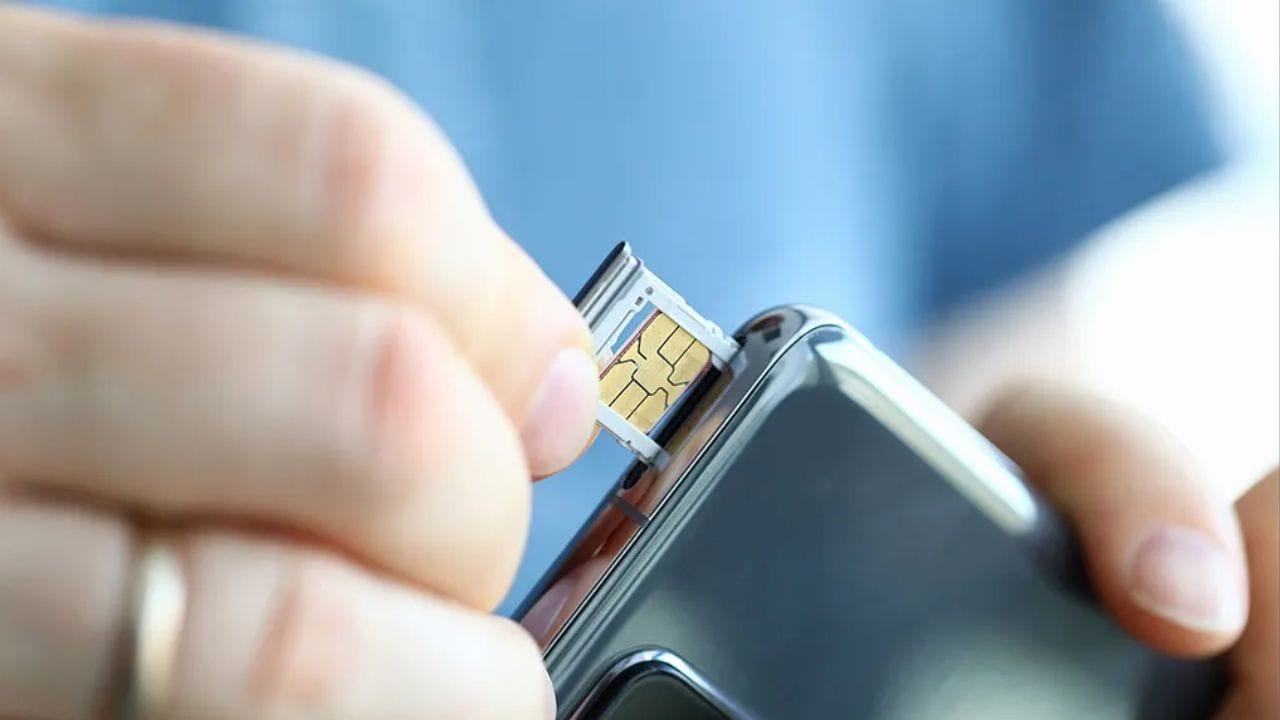 સિમ કાર્ડ દૂર કરો અથવા બદલો: જો તમારા ફોનમાં હજુ પણ સિગ્નલ ન મળે, તો તમારા ફોનમાંથી સિમ કાર્ડ કાઢી નાખો. સિમ કાર્ડ અને સિમ ટ્રેને સૂકા કપડાથી સાફ કરો. પછી, સિમ કાર્ડ ફરીથી દાખલ કરો. ક્યારેક, ઢીલું સિમ કાર્ડ ફોનને નેટવર્ક ડેટા યોગ્ય રીતે પ્રાપ્ત ન થવાનું કારણ બની શકે છે. આ પછી, તમારા ફોનને સંપૂર્ણ સિગ્નલ મળવો જોઈએ. જો કે, જો તમારા ફોનને હજુ પણ સિગ્નલ ન મળે, તો તમારે નવા સિમ પર સ્વિચ કરવાની જરૂર છે. સિમ કાર્ડ પણ એક ઇલેક્ટ્રોનિક ઉપકરણ છે અને, તેના નાના કદ હોવા છતાં, સમસ્યાઓનો અનુભવ કરી શકે છે. આવા કિસ્સાઓમાં, સિમ કાર્ડ બદલવાથી પણ તમારી સમસ્યા હલ થઈ શકે છે.