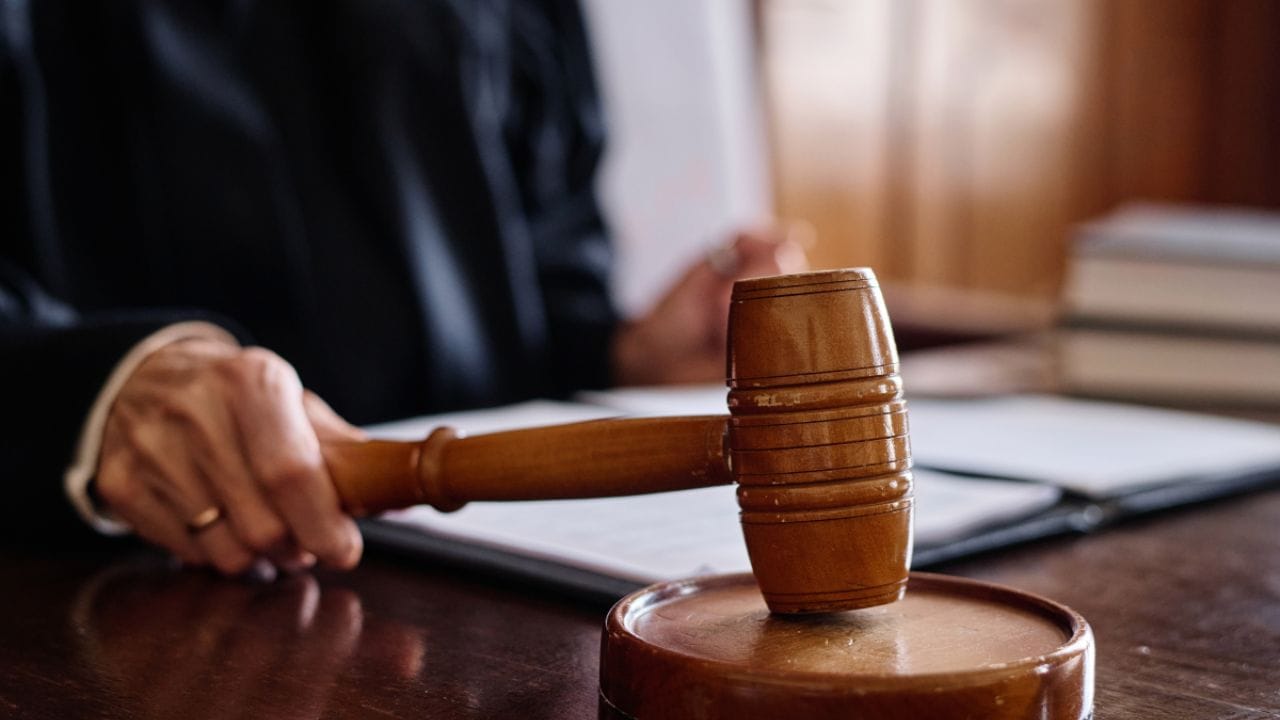 નિષ્ણાતો સલાહ આપે છે કે નોકરી છોડતાં પહેલાં હંમેશા ઓફર લેટર વાંચવું, નોટિસ પિરિયડ વિશે સ્પષ્ટતા રાખવી અને શક્ય હોય ત્યાં સુધી શિસ્તબદ્ધ રીતે રિઝાઇન કરવું. ઉતાવળમાં લેવાયેલો નિર્ણય થોડી ક્ષણની રાહત આપી શકે છે, પરંતુ લાંબા ગાળે કારકિર્દી પર તેની નકારાત્મક અસર પડી શકે છે.