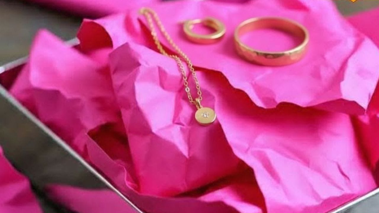 ગુલાબી કાગળ પર એક હળવું એન્ટિ-ટાર્નિશ કોટિંગ હોય છે. આ કોટિંગ ભેજ, પરસેવો અને હવામાં રહેલા વિવિધ તત્વોથી થતી અસરને ઘટાડે છે. તેના કારણે સોના અને ચાંદીના દાગીના લાંબા સમય સુધી તેમની નવી ચમક જાળવી રાખે છે. ( Credits: AI Generated )