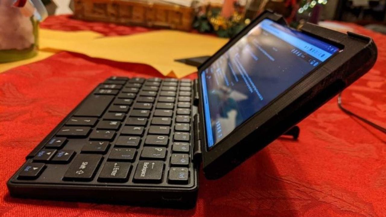 તમારા ફોનને મિની લેપટોપમાં ફેરવો: તમે ટાઇપ સી પોર્ટનો ઉપયોગ કરીને કીબોર્ડ અને માઉસને તમારા ફોન સાથે કનેક્ટ કરી શકો છો. આ તમારા ફોનને મિની લેપટોપની જેમ કાર્ય કરશે. ખાસ કરીને સેમસંગ ફોનમાં ડેક્સ ફીચર છે, જે તમારા ફોનના ઇન્ટરફેસને પીસી જેવું બનાવે છે. તમે આ પોર્ટ દ્વારા કીબોર્ડ અથવા માઉસને કનેક્ટ કરી શકો છો.