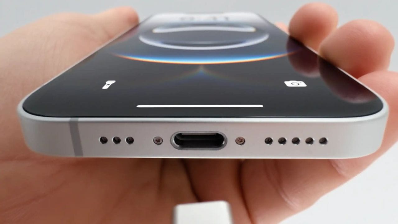 ઑડિયો-વીડિયો પેરિફેરલ્સ: તમારા સ્માર્ટફોનના USB ટાઇપ-સી પોર્ટ સાથે કનેક્ટ કરીને ઑડિઓ પેરિફેરલ્સને તમારા મ્યુઝિક સિસ્ટમ સાથે પણ કનેક્ટ કરી શકો છો. તમે ટાઇપ-સી પોર્ટવાળા ઇયરફોન અથવા હેડફોનને આ પોર્ટ સાથે કનેક્ટ કરી શકો છો. વધુમાં, તમે HDMI હબને કનેક્ટ કરીને પ્રોજેક્ટર દ્વારા તમારા ફોનનો ઉપયોગ પણ કરી શકો છો.