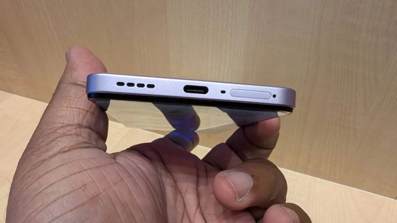 તમારા સ્માર્ટફોનનો USB ટાઇપ-સી પોર્ટ ફક્ત ચાર્જિંગ માટે નથી. તમે તેનો ઉપયોગ પાંચ અન્ય રીતે કરી શકો છો. આ પદ્ધતિઓ કટોકટીમાં ઉપયોગી થઈ શકે છે. વધુમાં, તમે તમારા ફોનનો ઉપયોગ અન્ય ઘણા હેતુઓ માટે કરી શકો છો. આજે લોન્ચ થયેલા લગભગ બધા સ્માર્ટફોન USB ટાઇપ-સી પોર્ટ સાથે આવે છે. આ પેઢીના USB ફક્ત ઝડપી ચાર્જિંગ જ નહીં પરંતુ ઝડપી ડેટા ટ્રાન્સફરને પણ સપોર્ટ કરે છે. ચાલો જાણીએ કે તમે તમારા ફોનના USB ટાઇપ-સી પોર્ટનો ઉપયોગ કઈ પાંચ રસપ્રદ વસ્તુઓ માટે કરી શકો છો.