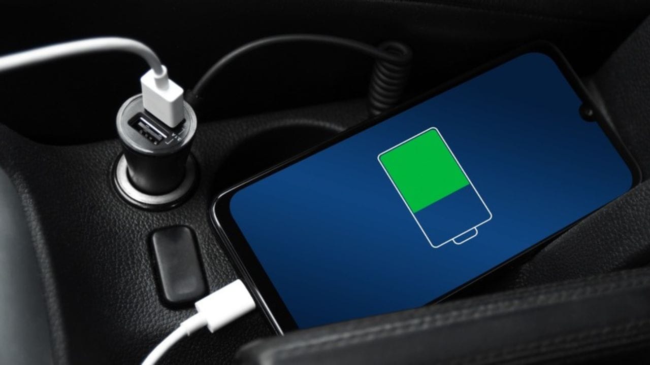 જો તમે કારમાં તમારા ફોનને ચાર્જ કરવા માંગતા હો, તો કેટલીક મહત્વપૂર્ણ બાબતો ધ્યાનમાં રાખો. હંમેશા બ્રાન્ડેડ અને પ્રમાણિત કાર ચાર્જરનો ઉપયોગ કરો. એન્જિન શરૂ કરતી વખતે અથવા બંધ કરતી વખતે ફોનને ચાર્જિંગથી દૂર કરો. ચાર્જ કરતી વખતે ફોનને સૂર્યપ્રકાશમાં ખુલ્લા પાડવાનું ટાળો, અને જ્યાં સુધી જરૂરી ન હોય ત્યાં સુધી 100% ચાર્જ કરવાનું ટાળો.