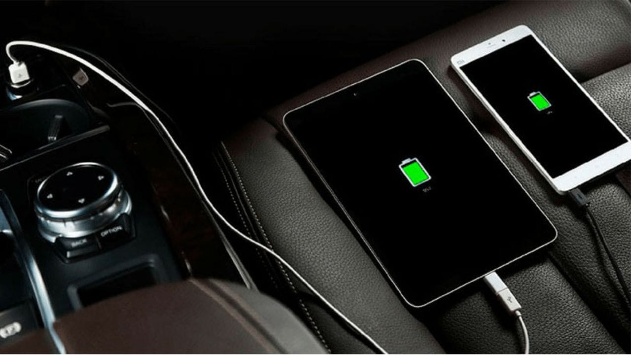 કારમાં ફોન ચાર્જ કરવો સરળ લાગે છે, પરંતુ તે તમારી બેટરીને લાંબા ગાળાના નુકસાનનું કારણ બની શકે છે. ઘરના દિવાલમાં લાગેલા સ્વીચબોર્ડથી ફોન ચાર્જ કરવા પર સોકેટમાંથી આવતો કરંટ સ્થિર હોય છે, જ્યારે કારનો કરંટ અલગ હોય છે. જે કારની પાવર એન્જિન સાથે જોડાયેલા અલ્ટરનેટરમાંથી આવે છે. ઇકોફ્લો રિપોર્ટ જણાવે છે કે જ્યારે એન્જિનની ગતિ બદલાય છે અથવા હેડલાઇટ ચાલુ હોય છે ત્યારે પાવરમાં વધઘટ થાય છે. અસ્થિર પાવર ધીમે ધીમે તમારા ફોનની બેટરીને નબળી બનાવી શકે છે. પાવરમાં અચાનક સ્પાઇક્સ અથવા ઘટાડો ચાર્જિંગ બેટરી પર નકારાત્મક અસર કરી શકે છે. આનો વારંવાર ઉપયોગ કરવાથી બેટરીને ઝડપથી નુકસાન થાય છે.