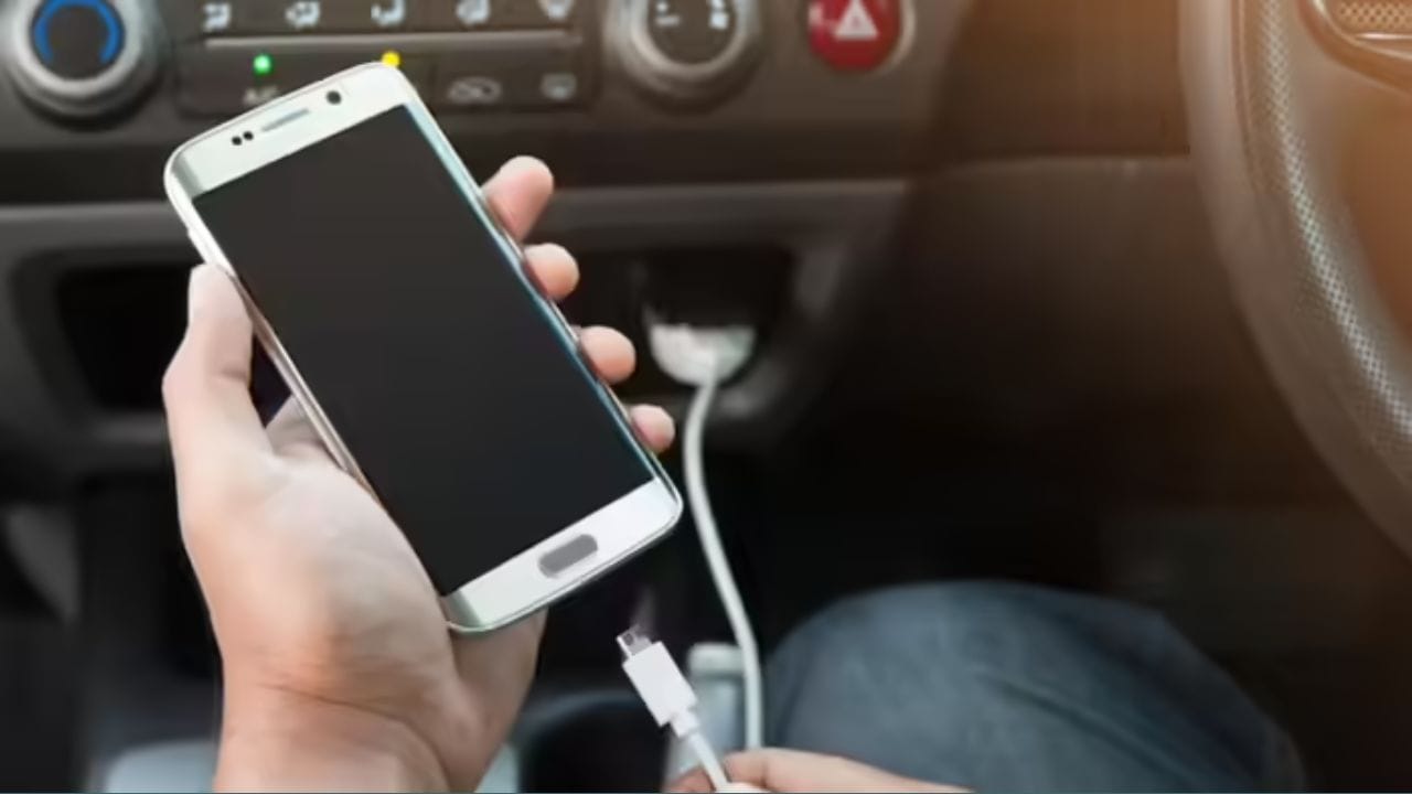 મુસાફરી કરતી વખતે તમારા ફોનને ચાર્જ કરવો આજકાલ ખૂબ જ સામાન્ય બની ગયું છે. પરંતુ શું તમે ક્યારેય વિચાર્યું છે કે તેનાથી તમારા ફોનની બેટરીને કેટલું નુકસાન થઈ શકે છે? કારમાં ફોન ચાર્જ કરવો ખાસ કરીને અસુરક્ષિત છે. કારમાં ફોનને ખોટી રીતે ચાર્જ કરવાથી તેની બેટરી લાઇફ ઓછી થઈ શકે છે. ચાલો કારમાં ફોન ચાર્જ કરવાથી શું નુકસાન થાય છે તે જાણીએ.