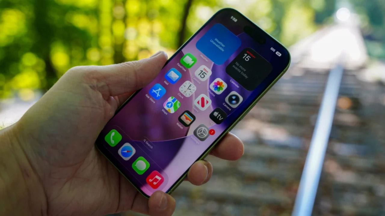 જ્યારે મોટાભાગના લોકો નવો ફોન ખરીદે છે, ત્યારે તેઓ તેને સેટ કરતી વખતે કેટલીક મહત્વપૂર્ણ બાબતોને અવગણે છે. આનાથી ફોનના પ્રદર્શન, બેટરી જીવન અને ડિસ્પ્લે વિશે ફરિયાદો થાય છે. આનાથી ઘણીવાર લોકો એવું માની લે છે કે તેમણે ખરીદેલો ફોન કોઈક રીતે ખામીયુક્ત છે, જ્યારે ફોનના નબળા પ્રદર્શનનું વાસ્તવિક કારણ કંઈક બીજું છે. હકીકતમાં, ફોન ખરીદ્યા પછી તરત જ કેટલીક સેટિંગ્સ બદલવી જોઈએ. આ ફોનના પ્રદર્શનમાં નોંધપાત્ર સુધારો કરી શકે છે. જો તમે તમારો ફોન સેટ કરતી વખતે મહત્વપૂર્ણ સેટિંગ્સ બદલી ન હોય, તો ચાલો સમજાવીએ કે તમારે તાત્કાલિક કઈ સેટિંગ્સ બદલવી જોઈએ.