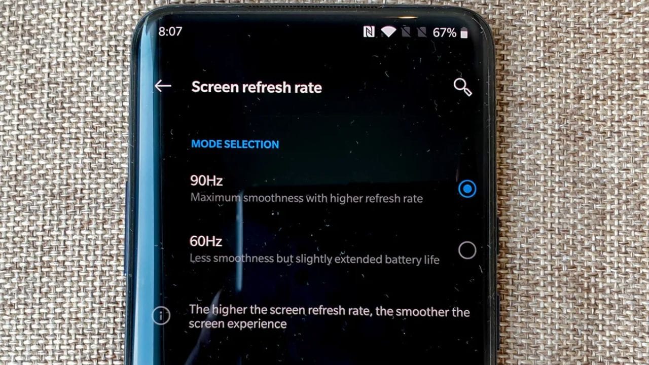 યોગ્ય રિફ્રેશ રેટ પસંદ કરો: મોટાભાગના સ્માર્ટફોનમાં ઉચ્ચ રિફ્રેશ રેટ ડિસ્પ્લે હોય છે, પરંતુ ડિફોલ્ટ સેટિંગ ઓછી રિફ્રેશ રેટ અથવા ઓટો રિફ્રેશ રેટ હોય છે. આ ફોનને આપમેળે નક્કી કરવાની મંજૂરી આપે છે કે તે કયા રિફ્રેશ રેટ પર કાર્ય કરશે. તમારા ફોનને સેટ કર્યા પછી, ડિસ્પ્લે સેટિંગ્સમાં જાઓ અને રિફ્રેશ રેટને ઉચ્ચ પર સેટ કરો. આ સમગ્ર ફોનમાં સરળ અનુભવ સુનિશ્ચિત કરે છે.