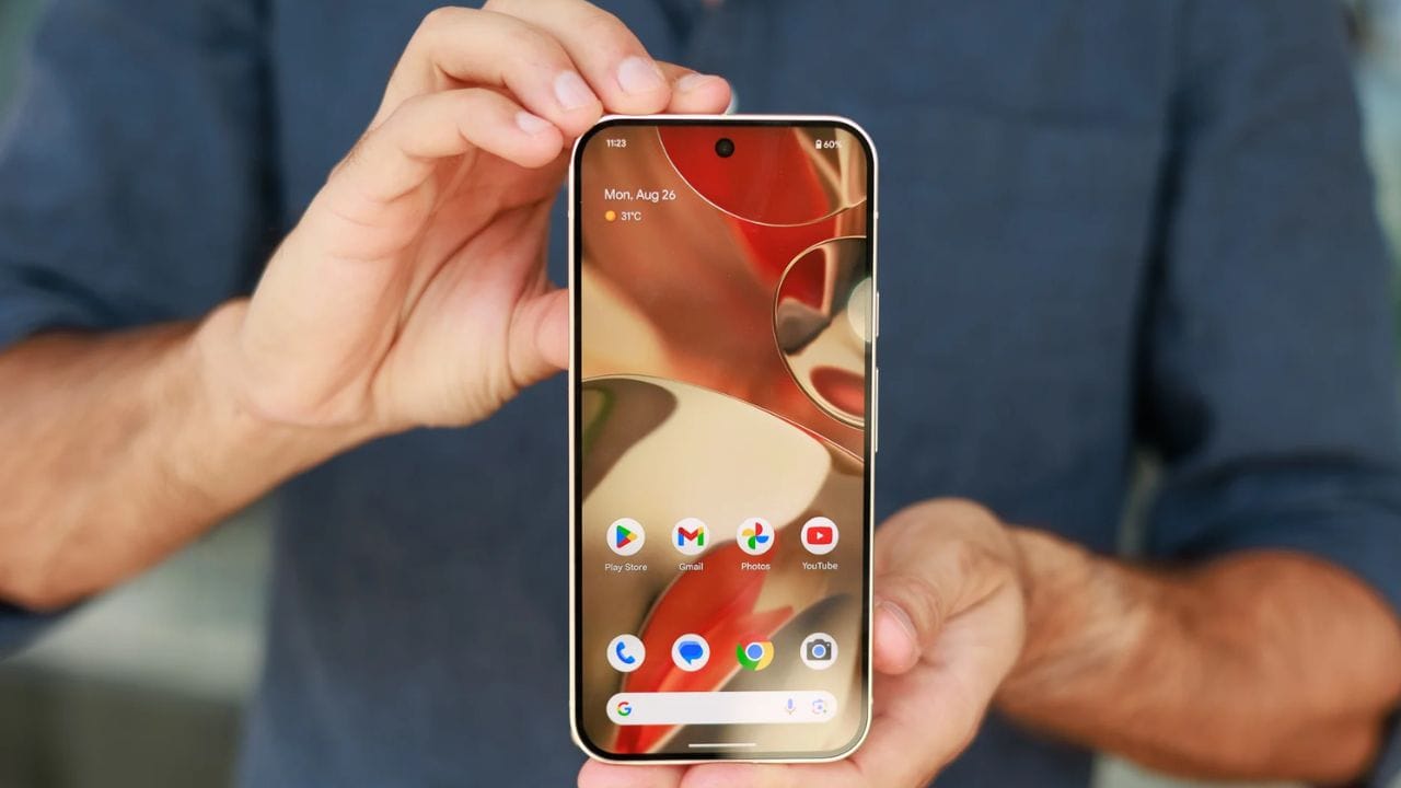 બેસ્ટ ડિસ્પ્લે ક્વાલિટિ પસંદ કરો: રિફ્રેશ રેટની જેમ, ફોનની ડિસ્પ્લે ગુણવત્તા પણ ડિફોલ્ટ રૂપે ઓછી પર સેટ કરેલી હોય છે. આવી પરિસ્થિતિઓમાં, લોકો ઘણીવાર તેનો ઉપયોગ કરતી વખતે પણ તેમના ફોનના ડિસ્પ્લેની સંપૂર્ણ ક્ષમતાનો ઉપયોગ કરવામાં નિષ્ફળ જાય છે. આવી સ્થિતિમાં, તમારે તમારા ફોનમાં ડિસ્પ્લે સેટિંગ્સમાં જવું જોઈએ અને સ્ક્રીન રિઝોલ્યુશનને ઉચ્ચ પર સેટ કરવું જોઈએ. કેટલાક સ્માર્ટફોનમાં, આ સેટિંગ HD, UHD અથવા QHD તરીકે પણ સૂચિબદ્ધ છે. આવા કિસ્સાઓમાં, ડિસ્પ્લેની સાચી ગુણવત્તાનો આનંદ માણવા માટે ઉચ્ચતમ સેટિંગ પસંદ કરવાની ભલામણ કરવામાં આવે છે.