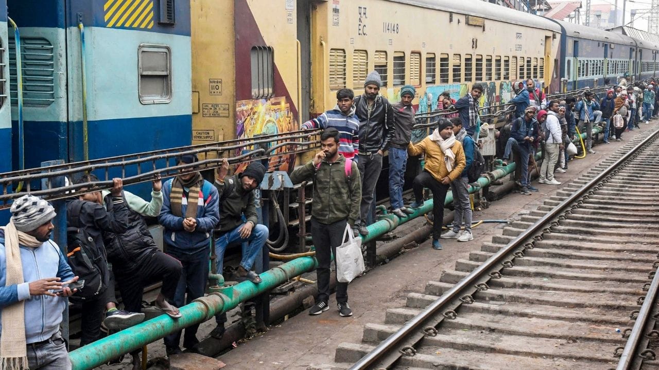  ટ્રેનમાં મુસાફરી કરતી વખતે મુસાફરની તબિયત અચાનક ખરાબ થઈ જાય છે. તો સૌથી પહેલા હેલ્પલાઈન નંબર 139 પર કોલ કરવો. કોલ કરી તમારે તમારી ટ્રેનનો સીટ નંબર જણાવવાનો રહેશે. તેમજ ક્યાં કોચમાં છો. આ સાથે દર્દીને જે સમસ્યા છે. તેના વિશે જાણકારી આપવાની રહેશે.