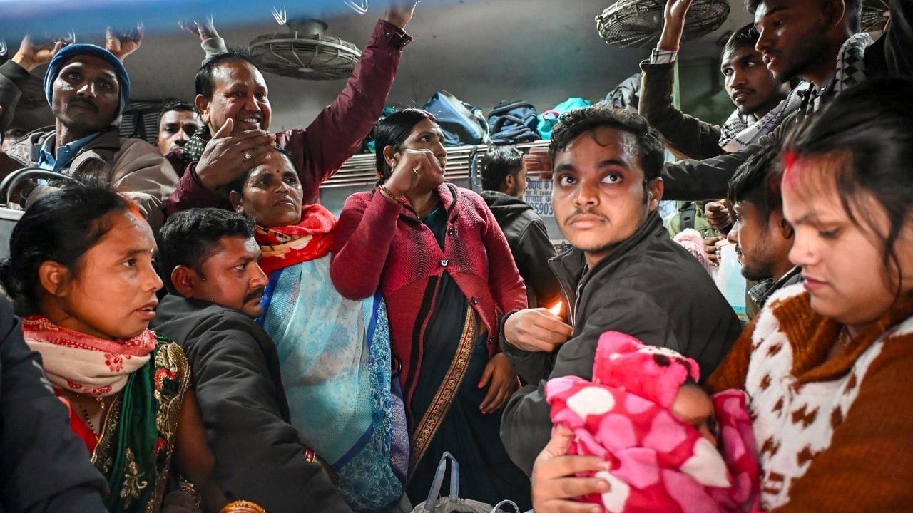 હેલ્પલાઈન નંબર સિવાય ટ્રેનમાં ટીટીઈ, કોચ અટેન્ટેડ કે પછી ગાર્ડ પણ મેડિકલ ઈમરજન્સીમાં તરત મદદ કરી શકે છે. કંટ્રોલ રુમનો સંપર્ક કરી ડોક્ટર કે એમ્બયુલન્સને બોલાવી શકે છે. આ સિવાય સ્ટેશન પર રેલવે હોસ્પિટલ અને ડોક્ટર પહેલાથી હાજર રહે છે.