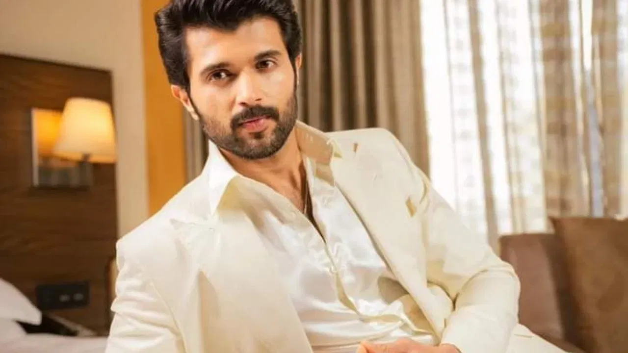 રશ્મિકા મંદાના એ તાજેતરમાં એક ઇન્ટરવ્યુમાં આ અહેવાલોનો જવાબ આપ્યો. જ્યારે પૂછવામાં આવ્યું કે શું તે આવતા મહિને દેવેરાકોંડા સાથે લગ્ન કરવાનું વિચારી રહી છે, ત્યારે અભિનેત્રીએ જવાબ આપ્યો, "આ અફવાઓ શરૂ થયાને ચાર વર્ષ થઈ ગયા છે, અને લોકો હજી પણ એક જ પ્રશ્ન પૂછી રહ્યા છે. લોકો એક જ વાતની રાહ જોઈ રહ્યા છે."