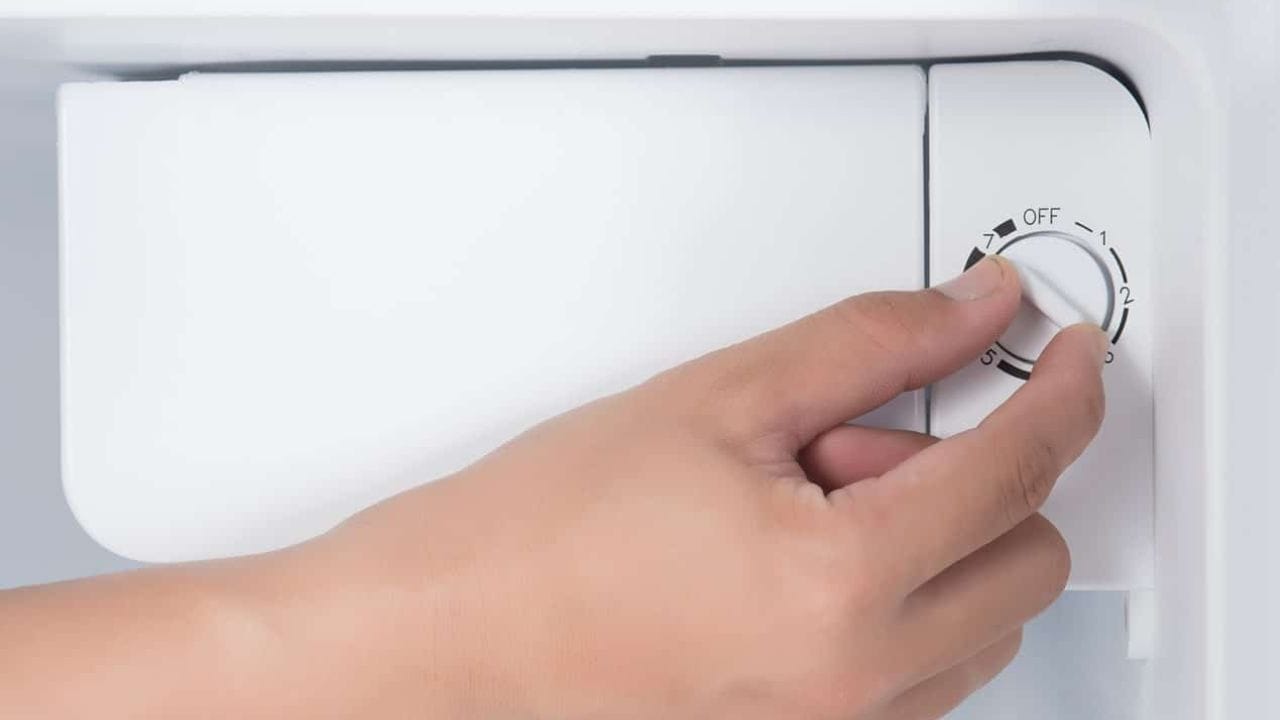 તાપમાન સામાન્ય રાખો: શિયાળામાં, વાતાવરણ પહેલેથી જ ઠંડુ હોય છે, તેથી રેફ્રિજરેટરને વધારે ઠંડુ કરવાની જરૂર નથી. જો તમે થોડા દિવસો માટે બહાર જઈ રહ્યા છો, તો રેફ્રિજરેટરને સૌથી નીચા સ્તરે સેટ કરો. ઘણા રેફ્રિજરેટરમાં આ સેટિંગ 1 થી 5, અથવા Coldથી  Coldest સુધી હોય છે. આ કિસ્સામાં, તમે તેને 1 અથવા 2 પર સેટ કરી શકો છો. તાપમાન ઓછું રાખવાથી કોમ્પ્રેસર પર દબાણ ઓછું થાય છે અને વીજ વપરાશ ઓછો થાય છે. આ રેફ્રિજરેટરને સરળતાથી કામ કરવા દે છે અને બિલ નિયંત્રણમાં રાખે છે.