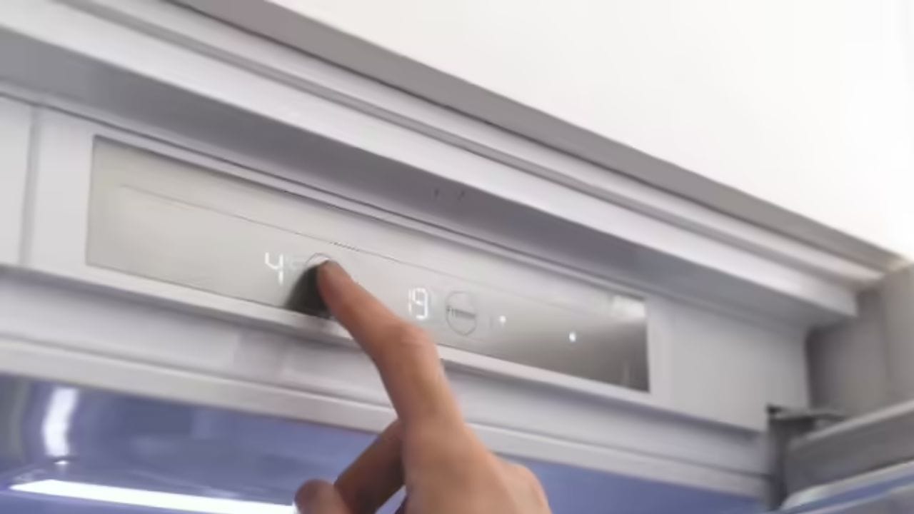 હોલીડે મોડ: આજે નવા રેફ્રિજરેટર હોલીડે મોડ અથવા વેકેશન મોડ વિકલ્પ ઓફર કરે છે. જ્યારે આ મોડ ચાલુ હોય છે, ત્યારે રેફ્રિજરેટર એક તાપમાન જાળવી રાખે છે જે ગંધ અથવા ભેજને અટકાવે છે. જો તમારા રેફ્રિજરેટરમાં આ સુવિધા હોય, તો બહાર નીકળતા પહેલા તેને સક્રિય કરવાનું ભૂલશો નહીં. આ મોડ ખાસ કરીને એવા લોકો માટે રચાયેલ છે જેઓ લાંબા સમય સુધી ઘરથી દૂર રહે છે. તે વીજળી બચાવે છે અને રેફ્રિજરેટરને સુરક્ષિત રાખે છે.