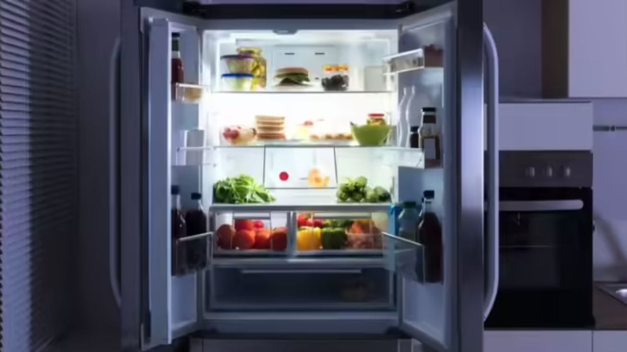 રેફ્રિજરેટરને ખાલી રાખવું ખર્ચાળ હોઈ શકે: ઘણા લોકો બહાર જાય ત્યારે તેમના રેફ્રિજરેટરને સંપૂર્ણપણે ખાલી કરે છે, પરંતુ આ યોગ્ય અભિગમ નથી. તકનીકી રીતે, સંપૂર્ણ રેફ્રિજરેટર ઠંડકને વધુ સારી રીતે જાળવી રાખે છે. જો ખોરાક દૂર કરી રહ્યા છો, તો રેફ્રિજરેટરમાં પાણીની થોડી બોટલો છોડી દેવાની ખાતરી કરો. આ બોટલો થર્મલ માસ તરીકે કાર્ય કરે છે અને અંદર તાપમાન સ્થિર રાખે છે. આ કોમ્પ્રેસરને વારંવાર શરૂ થવાથી અટકાવે છે, વીજળી બચાવે છે.