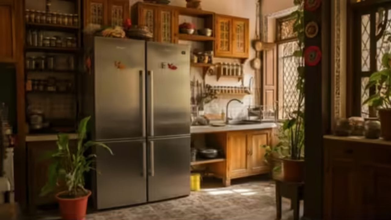 દિવાલથી 6-ઇંચનું અંતર દૂર રાખો: હવામાન ગમે તે હોય, રેફ્રિજરેટર હંમેશા પાછળથી ગરમ હવા બહાર કાઢે છે. તેથી, ઘર છોડતા પહેલા, રેફ્રિજરેટર અને દિવાલ વચ્ચે ઓછામાં ઓછું 6-ઇંચનું અંતર રાખો. આ ગરમીને સરળતાથી બહાર નીકળવા દે છે અને કોમ્પ્રેસર પર તાણ અટકાવે છે. જો શક્ય હોય તો, સ્માર્ટ પ્લગનો ઉપયોગ કરો જેથી તમે દૂર હોવ ત્યારે ટૂંકા ગાળા માટે રેફ્રિજરેટર ચાલુ અથવા બંધ કરી શકો. આ રેફ્રિજરેટરને વિરામ આપે છે અને વીજળીનો વપરાશ ઘટાડે છે.