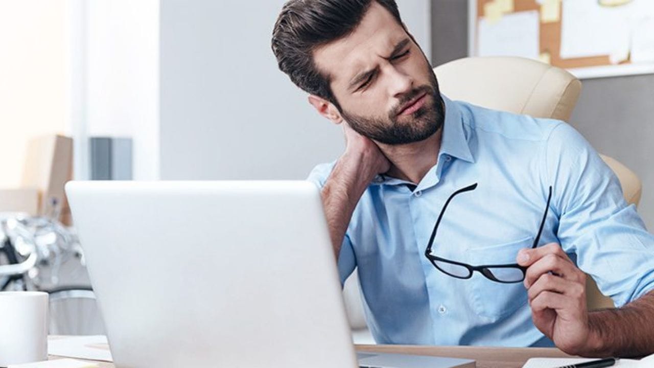 આ આદતો પણ અપનાવો: દર 20 મિનિટે તમારી આંખોને આરામ આપો. તમારા મોબાઇલ ફોનનો ઉપયોગ કરતી વખતે સુરક્ષિત અંતર જાળવો. ગરદન અને આંખની હળવી કસરતો કરો. સ્ક્રીન સમય મર્યાદિત કરો. સૂતા પહેલા મોબાઇલ ફોનનો ઉપયોગ ઓછો કરો.
