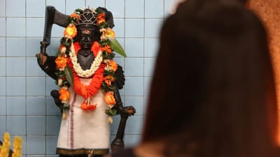 17 જાન્યુઆરીના દિવસે એક દુર્લભ અને અત્યંત શુભ ગ્રહયોગ રચાવાનો છે. આ દિવસે બુધ મકર રાશિમાં પ્રવેશ કરશે અને તેની સાથે જ અનેક શક્તિશાળી રાજયોગો એકસાથે સક્રિય બનશે. તે સમયગાળા દરમિયાન સૂર્ય, શુક્ર અને મંગળ પણ મકર રાશિમાં સ્થિત રહેશે, જેના કારણે ચાર ગ્રહોની સંયુક્ત સ્થિતિ બનશે. આ ગ્રહોની યુતિથી ત્રણ મહત્ત્વપૂર્ણ રાજયોગોની રચના થશે. સૂર્ય અને બુધના મેળથી બુધાદિત્ય રાજયોગ ઊભો થશે, શુક્ર અને બુધના સંયોગથી લક્ષ્મી નારાયણ રાજયોગ બનશે, અને મંગળ તેની ઉચ્ચ રાશિ મકરમાં ગોચર કરીને પંચ મહાપુરુષ યોગમાંનો રુચક રાજયોગ સર્જશે. ( Credits: Getty Images )