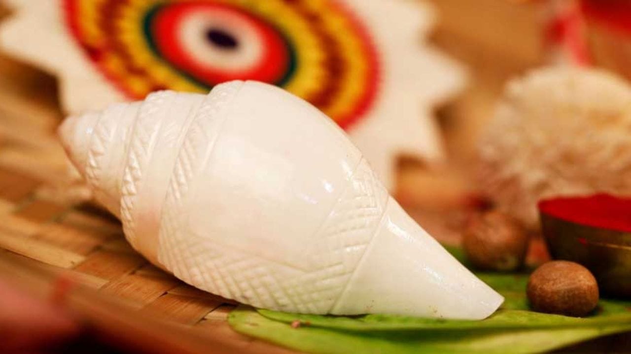 પૂજા રૂમમાં એક કરતાં વધુ શંખ ન રાખવા જોઈએ, કારણ કે એવું માનવામાં આવે છે કે આ દેવી લક્ષ્મીના આશીર્વાદને ઘટાડી શકે છે. જો કે, કેટલીક માન્યતાઓ અનુસાર, પૂજા માટે એક શંખ અને ફૂંકવા માટે બીજો શંખ રાખવો યોગ્ય છે.