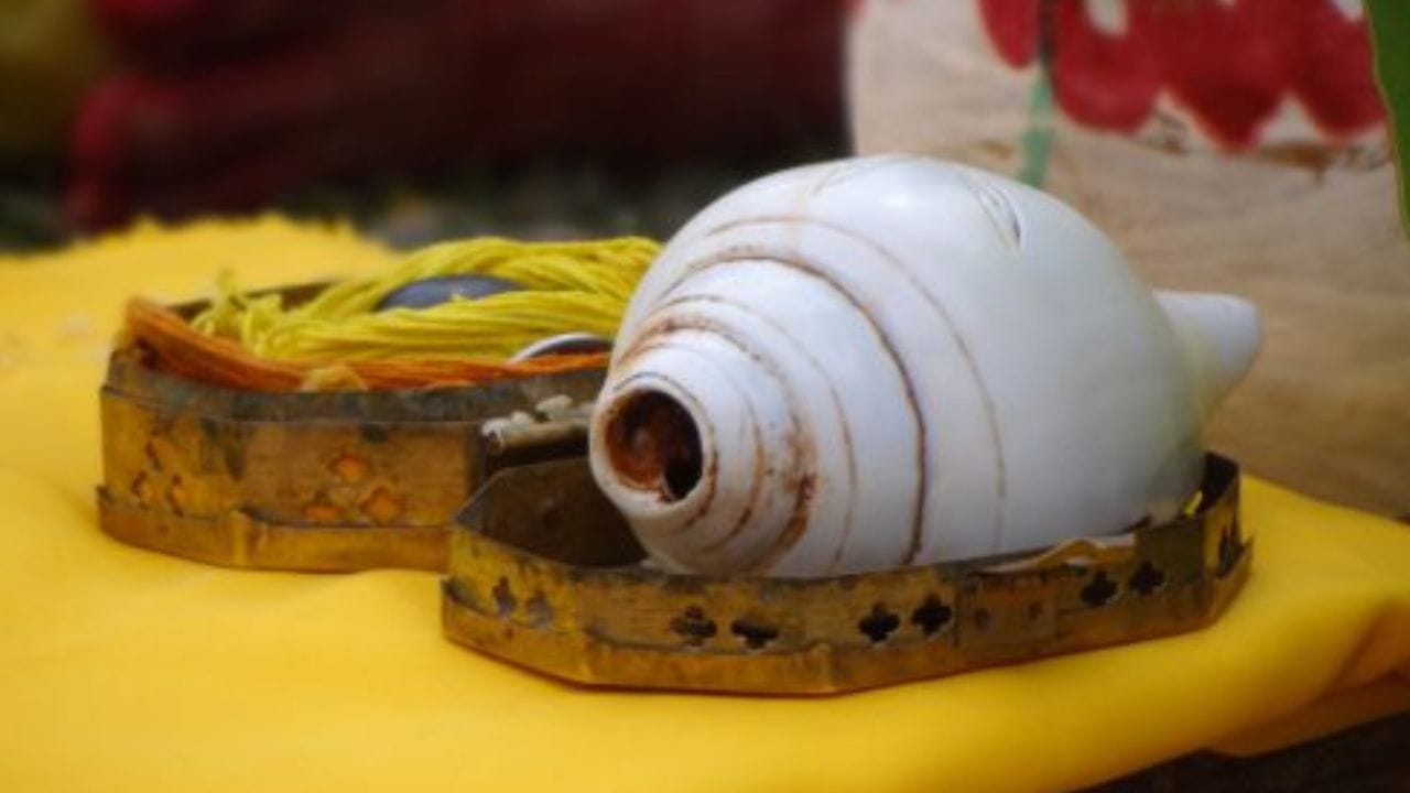 સવારની પ્રાર્થના પહેલાં અથવા દરમ્યાન, શંખને સાફ કરો અને તેને ગંગાજળ અથવા શુદ્ધ પાણીથી ભરો. પાણીની આ શુદ્ધતા શંખને સકારાત્મક ઉર્જા પ્રદાન કરે છે અને તેની દૈવી શક્તિને સક્રિય રાખે છે.