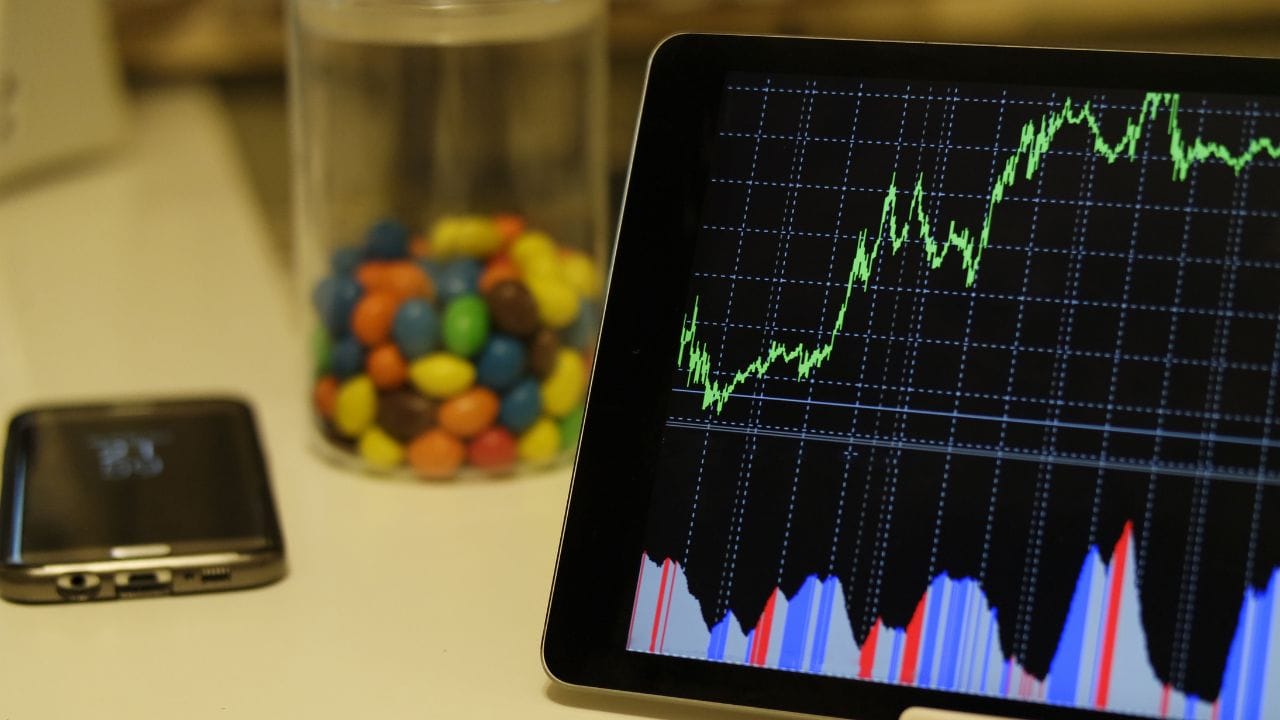 સીગલ ઈન્ડિયા લિમિટેડ ભારતની અગ્રણી ઈન્ફ્રાસ્ટ્રક્ચર કંપનીઓમાંની એક છે, જે મુખ્યત્વે હાઇવે, પુલ અને મોટા રોડ પ્રોજેક્ટ્સના નિર્માણમાં કાર્યરત છે. કંપનીનું શેર હાલમાં આશરે ₹272 પર ટ્રેડ થઈ રહ્યું છે અને તેનું માર્કેટ કેપ લગભગ ₹4,738 કરોડ છે, જે રોકાણકારોમાં તેના પરના વિશ્વાસને દર્શાવે છે. સીગલ ઈન્ડિયા લિમિટેડનું 52 સપ્તાહનું ઊંચું સ્તર ₹326 અને નીચું સ્તર ₹223 રહ્યું છે, જે સ્ટોકમાં સ્વસ્થ ઉતાર-ચઢાવ દર્શાવે છે.  ( Credits: AI Generated )