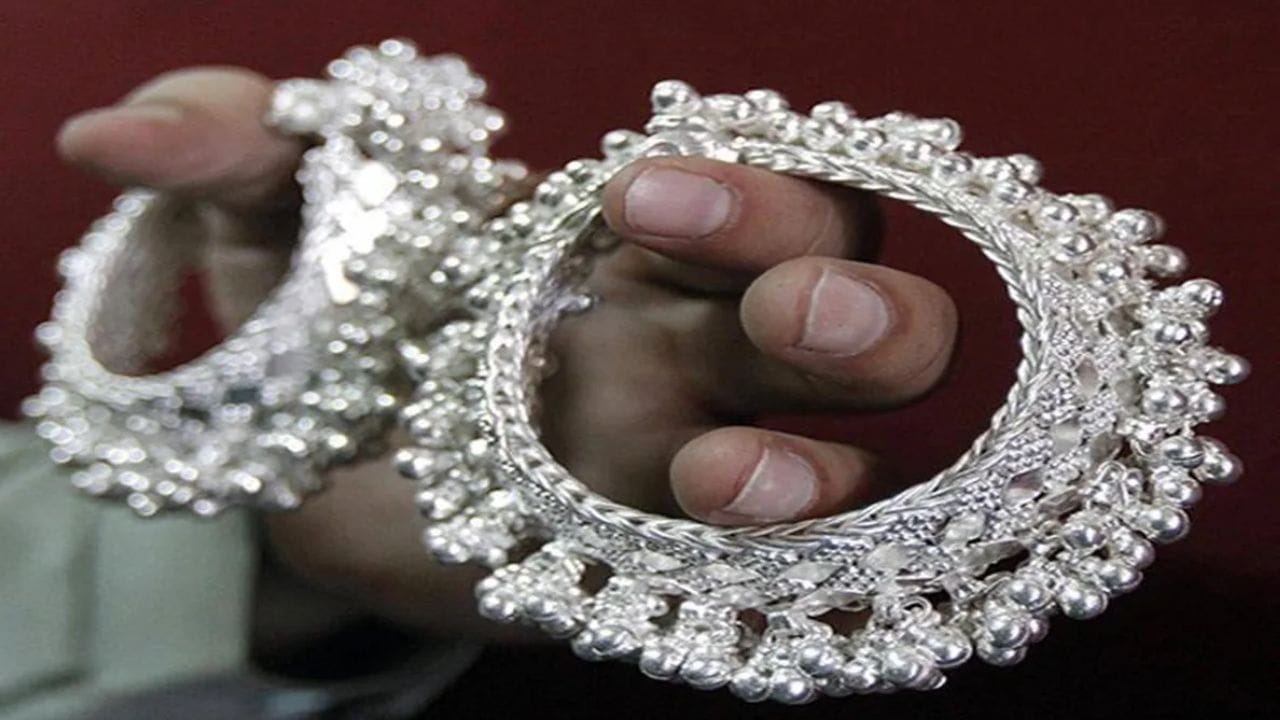 સોના અને ચાંદીના દરમાં સતત તીવ્ર વધારા પાછળના કારણો અંગે, ડોનાલ્ડ ટ્રમ્પે ફરી એકવાર ટેરિફ તણાવને વેગ આપ્યો છે, જેના કારણે વૈશ્વિક તણાવમાં વધારો થયો છે. આ સ્થિતિમાં, રોકાણકારો ફરી એકવાર સુરક્ષિત સ્વર્ગ તરીકે સોના અને ચાંદી તરફ વળ્યા છે, જેના કારણે તેમની માંગ અને ભાવ બંનેમાં વધારો થયો છે. વધુમાં, ચલણ બજારમાં ઉથલપાથલ પણ ભાવમાં વધારામાં ફાળો આપે છે.