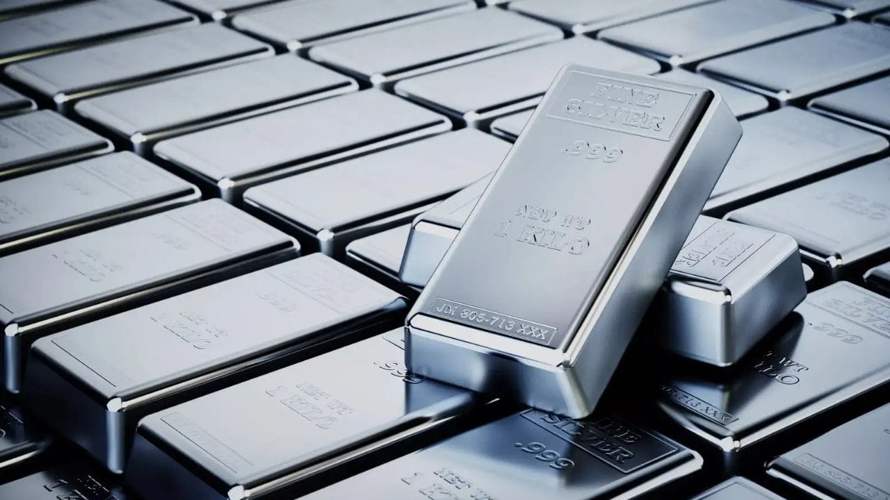 મંગળવારે, જ્યારે કોમોડિટી બજારમાં ટ્રેડિંગ શરૂ થયું, ત્યારે સોનું ₹1,45,500 પર ખુલ્યું, જે તેના અગાઉના બંધ ભાવ ₹1,45,639 પ્રતિ 10 ગ્રામથી થોડો ઘટાડો હતો. પછી તે શરૂઆતના ઘટાડામાંથી સ્વસ્થ થઈને નવી ઉચ્ચતમ સપાટીએ પહોંચ્યું.