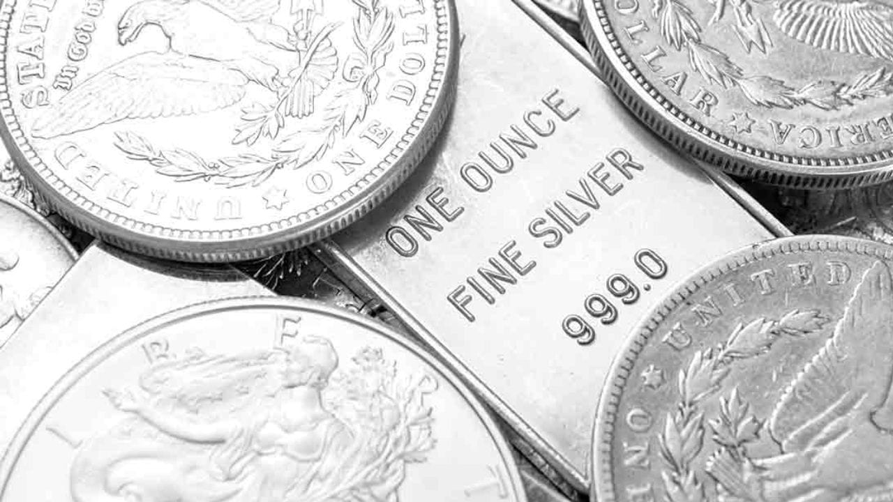 સોના અને ચાંદીના ભાવ ઘટવાના કોઈ સંકેત દેખાઈ રહ્યા નથી. ચાંદીના ભાવમાં દરરોજ તીવ્ર વધારો થઈ રહ્યો છે, જેના કારણે ચાંદીના ભાવમાં વધારો થઈ રહ્યો છે. ચાંદીના ભાવની ગતિનો અંદાજ એ વાત પરથી લગાવી શકાય છે કે આ અઠવાડિયાના માત્ર બે ટ્રેડિંગ દિવસોમાં 1 કિલો ચાંદી ₹32,000 થી વધુ મોંઘી થઈ ગઈ છે.