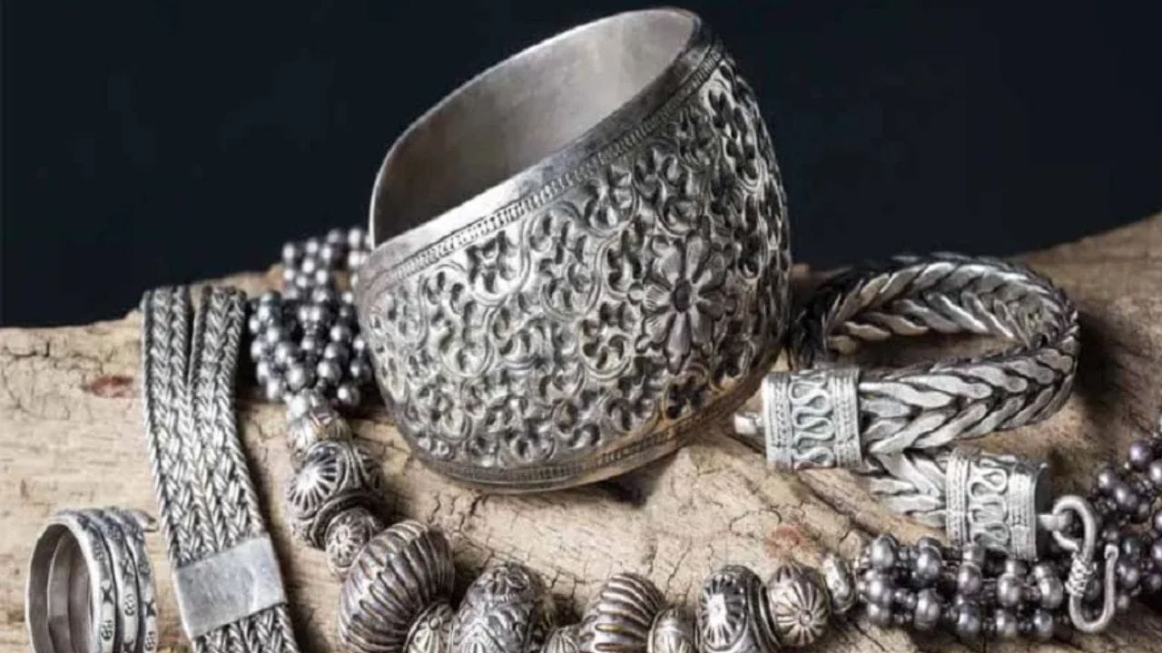 આ લખાય છે ત્યારે, MCX પર ચાંદીનો ભાવ ₹7,000 જેટલો વધી રહ્યો હતો. માત્ર ચાંદી જ નહીં, પણ સોનું પણ અટકતું નથી લાગતું. MCX સોનાનો ભાવ પણ ખુલતા જ ₹2,500 જેટલો વધ્યો. 