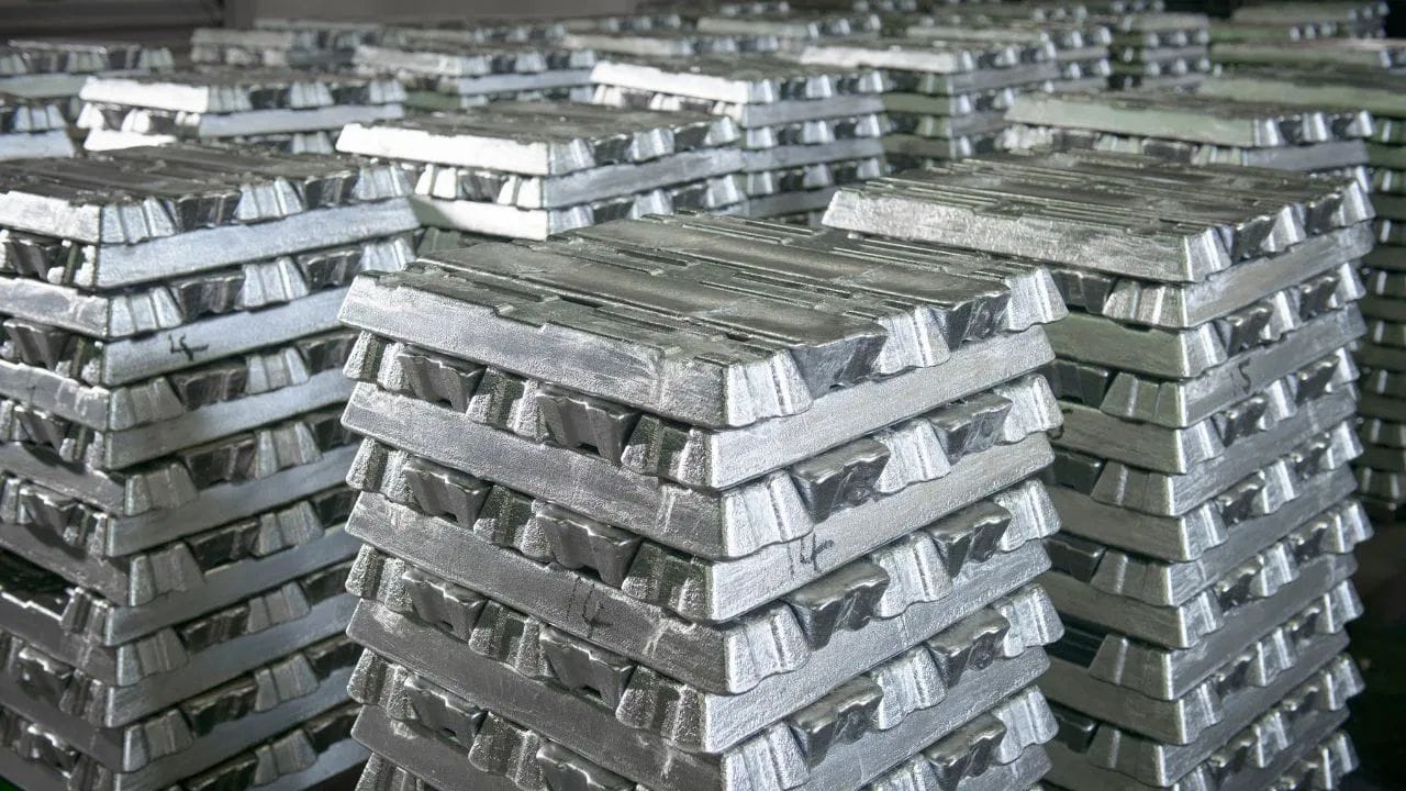 કેડિયાના જણાવ્યા અનુસાર, “અમે સામાન્ય રીતે ફિઝિકલ ચાંદીનો સ્ટોક રાખીએ છીએ અને એક્સચેન્જ પર પોઝિશન વેચીને હેજિંગ (Hedging) કરીએ છીએ. એવામાં જ્યારે પ્રીમિયમ 40,000 રૂપિયા સુધી પહોંચી જાય છે, ત્યારે વર્કિંગ કેપિટલ પર ભારે દબાણ આવે છે. છેલ્લા 7-8 મહિનામાં ચાંદીના ભાવ પહેલેથી જ 3 ગણા થઈ ચૂક્યા છે, આવી સ્થિતિમાં પરિસ્થિતિને સંભાળવી મુશ્કેલ બની જાય છે.”