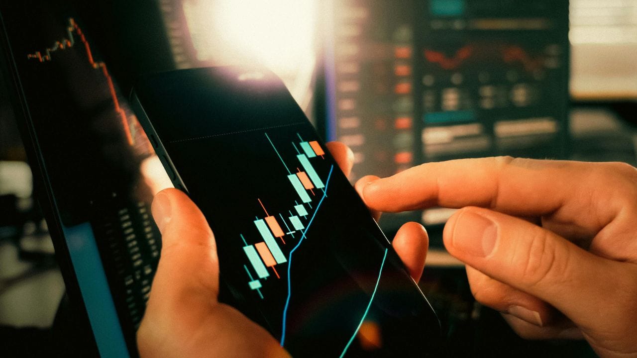 કંપનીના શેરહોલ્ડિંગ પેટર્ન પર નજર કરીએ તો, ડિસેમ્બર 2025 સુધીમાં પ્રમોટર્સ 58.05% હિસ્સો ધરાવે છે અને કુલ શેરધારકોની સંખ્યા વધીને 45,345 પર પહોંચી છે. આ આંકડા કંપનીની સ્થિરતા અને રોકાણકારોના સતત વધી રહેલા વિશ્વાસને દર્શાવે છે, જે અમને ભવિષ્યના આવા મોટા પ્રોજેક્ટ્સ હાથ ધરવા માટે પ્રોત્સાહન આપે છે. (Credits: - Canva)