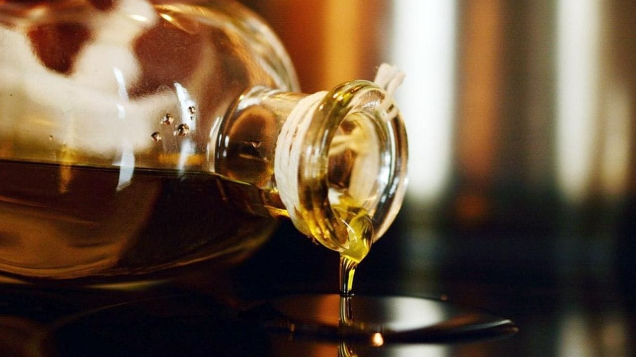 તેલ: શાસ્ત્રોમાં, તેલ શનિદેવ સાથે સંકળાયેલું છે. જો તેલ વારંવાર હાથમાંથી પડે છે, તો તે ભવિષ્યના નાણાકીય સંકટનો સંકેત માનવામાં આવે છે. વારંવાર તેલ છલકાય તે પણ પરિવારના સભ્ય પર આવતી મોટી આફતનો સંકેત હોઈ શકે છે.