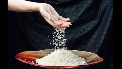 ઘણીવાર, આપણા હાથમાંથી કંઈક ને કઈક પડી જતુ હોય છે, અને આપણે તેને સામાન્ય ગણીએ છીએ. જો આવું ક્યારેક ક્યારેક થાય છે, તો તે સામાન્ય માનવામાં આવે છે, પરંતુ જો અમુક વસ્તુઓ વારંવાર આપણા હાથમાંથી પડી જાય છે, તો તેને બિલકુલ અવગણવું જોઈએ નહીં. ધાર્મિક માન્યતાઓ અનુસાર, અમુક વસ્તુઓનું વારંવાર પડી જવું એ ખરાબ શુકન માનવામાં આવે છે. આ વસ્તુઓ નાણાકીય મુશ્કેલીઓ અથવા મોટી આફત સૂચવે છે.