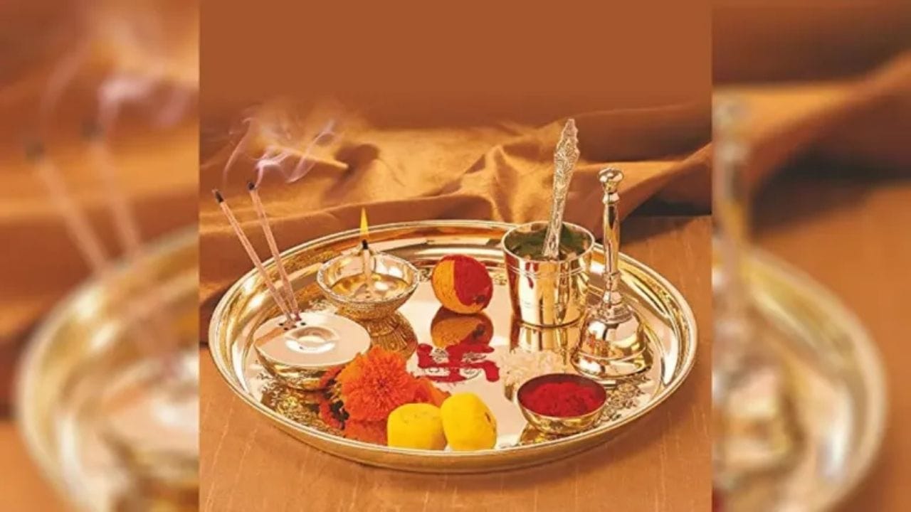 આરતીની થાળી: પૂજા કરતી વખતે હાથમાંથી આરતીની થાળી પડી જવી એ ખૂબ જ અશુભ સંકેત માનવામાં આવે છે. હાથમાંથી આરતીની થાળી પડી જવી એ પણ ભગવાનની નારાજગીનો સંકેત હોઈ શકે છે. તે કોઈ શુભ કાર્યમાં અવરોધોનો સંકેત પણ હોઈ શકે છે.