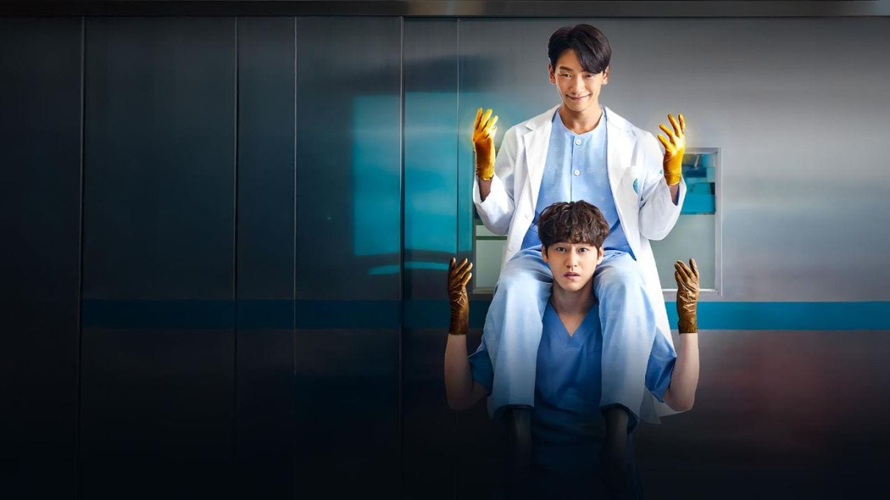 Ghost Doctor એક મેડિકલ ફેન્ટસી ડ્રામા છે, જેમાં એક પ્રતિભાશાળી સર્જન અકસ્માત પછી કોમામાં જાય છે અને તેની આત્મા બીજા ડોક્ટરના શરીરમાં પ્રવેશે છે. બંને ડોક્ટરો મળીને દર્દીઓની જિંદગી બચાવે છે. ડ્રામામાં મેડિકલ થ્રિલ, હળવો હાસ્ય, ઇમોશનલ સીન અને મિત્રતાનો સંદેશ જોવા મળે છે. આમાં Season 1 અને કુલ Episodes 16 છે