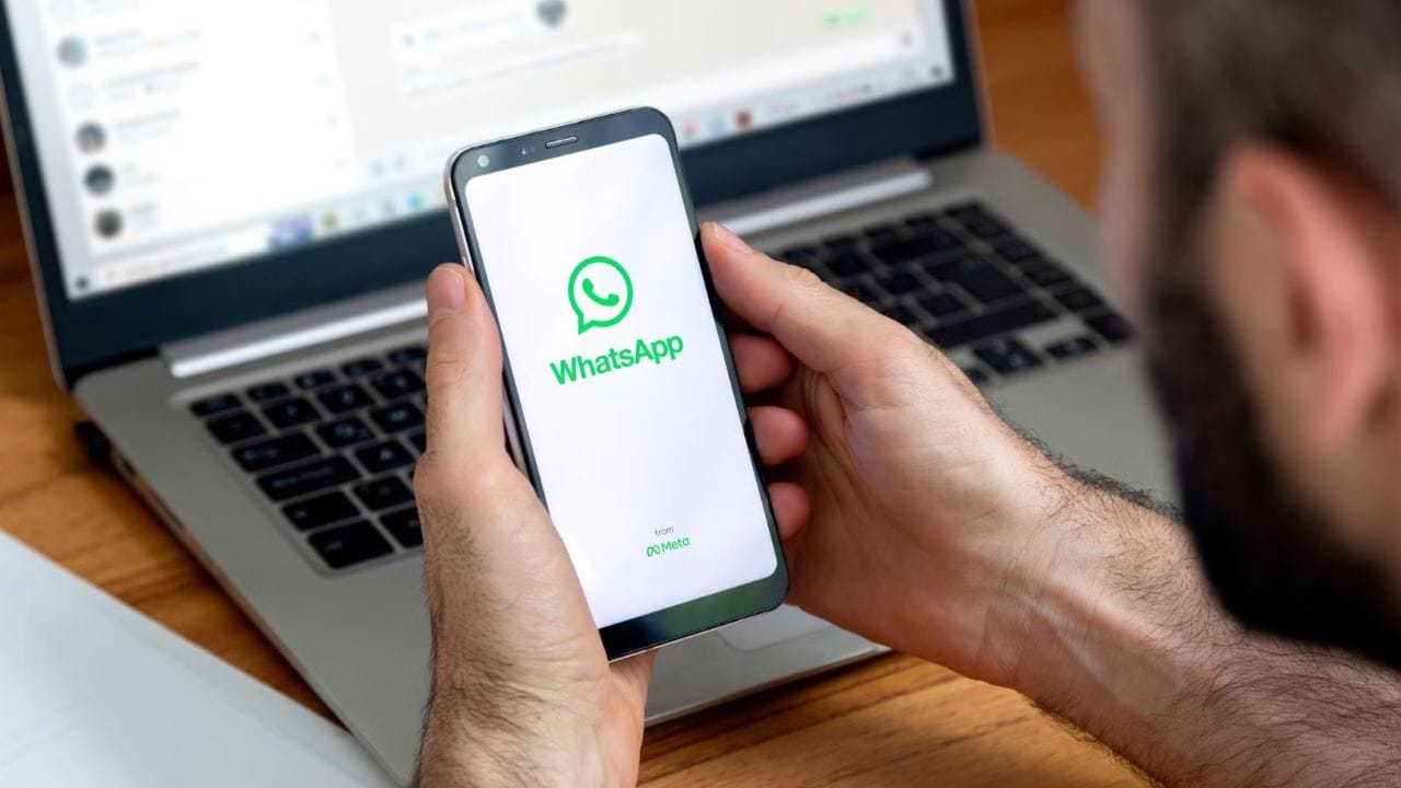 ગયા વર્ષે, મેટાએ WhatsAppના સ્ટેટસ અને ચેનલ વિભાગોમાં જાહેરાતોનું પરીક્ષણ શરૂ કર્યું હતું. ઘણા લોકોએ આ નિર્ણયનો વિરોધ કર્યો હતો, પરંતુ ટીકા છતાં, કંપનીએ પીછેહઠ કરવાના કોઈ સંકેતો દર્શાવ્યા નથી. ચાલો જાણીએ કે જો તમે ચૂકવણી નહીં કરો તો શું થશે, અને જો તમે કરો છો તો તમને કેવા પ્રકારનો અનુભવ મળશે.