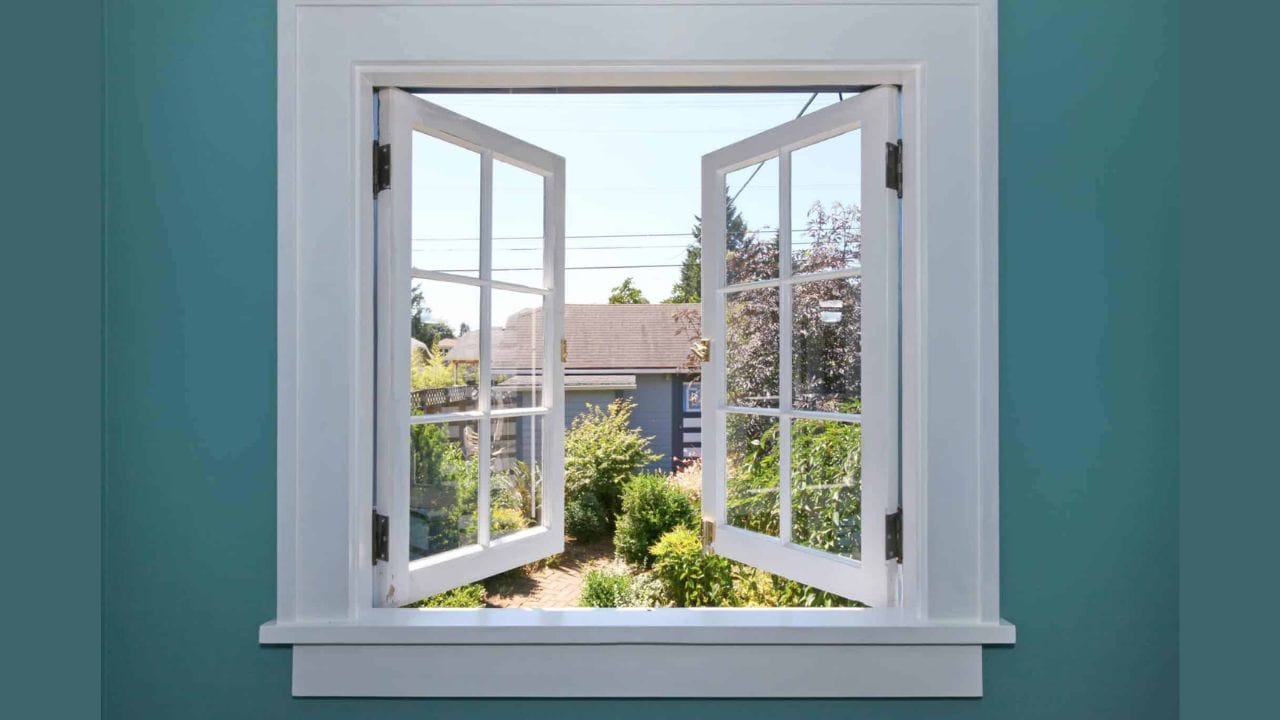 એ પણ સુનિશ્ચિત કરવું મહત્વપૂર્ણ છે કે બધી બારીઓ સમાન ઊંચાઈની હોય. ખૂબ મોટી કે ખૂબ નાની બારીઓ લગાવવાનું ટાળો. તેમને નિયમિતપણે સાફ કરવા પણ જરૂરી છે. દિવસ દરમિયાન, સકારાત્મક ઉર્જા લાવવા માટે બધી બારીઓ ખોલવી જોઈએ. વધુમાં, તેમને સાંજે બંધ કરવી જોઈએ.