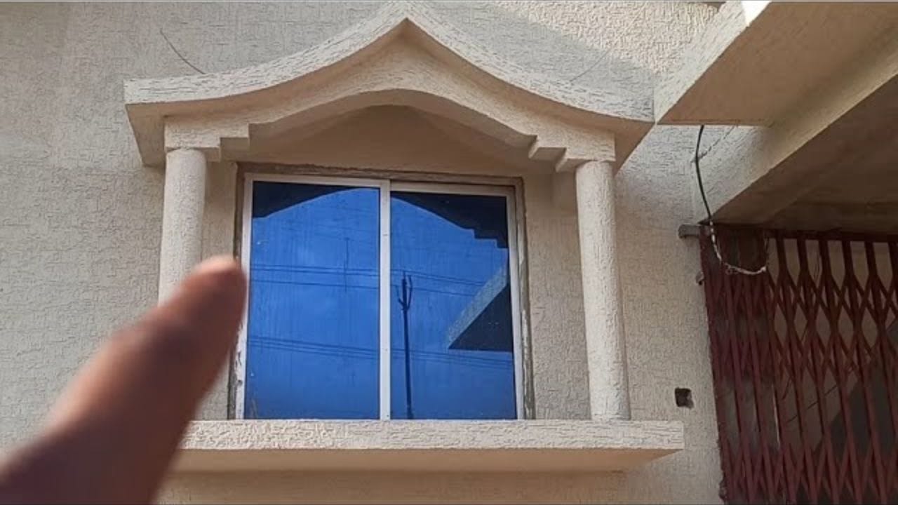 શાસ્ત્ર અનુસાર, ઘરમાં બારીઓની સંખ્યા સમાન હોવી એ સારા વાસ્તુમાં માનવામાં આવે છે. વિષમ સંખ્યામાં બારીઓ ધરાવતા ઘરોમાં, નકારાત્મકતા ઝડપથી ઘેરાઈ જાય છે. તેથી, ઘર બનાવતી વખતે આ પાસાં પર ખાસ ધ્યાન આપવું જોઈએ. વધુમાં, બારીઓનું કદ અને દિશા યોગ્ય રીતે હોવી ખૂબ જ મહત્વપૂર્ણ છે.