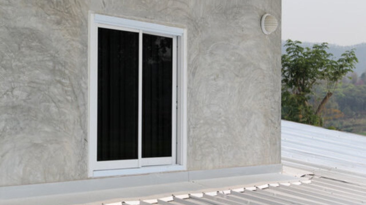 પરંતુ વાસ્તુશાસ્ત્ર અનુસાર, તે હંમેશા ઘરમાં સકારાત્મક ઉર્જા લાવે છે. તેથી, બારીઓ યોગ્ય દિશામાં અને સ્થિતિમાં હોવી ખૂબ જ મહત્વપૂર્ણ છે. વધુમાં, વાસ્તુશાસ્ત્ર અનુસાર, ઘરમાં બારીઓની સંખ્યા કાળજીપૂર્વક પસંદ કરવી જોઈએ. ચાલો નીચે આ વિશે જાણીએ, બારીઓ સંબંધિત અન્ય કેટલાક નિયમો સાથે...