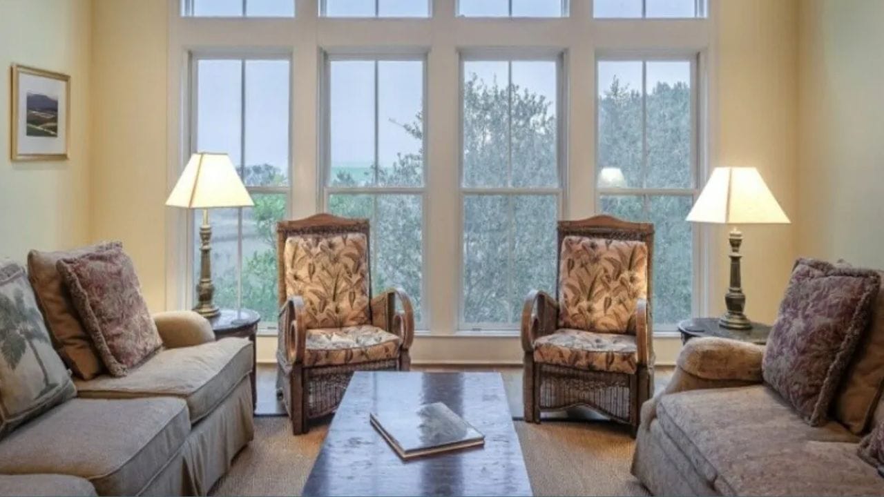 ઘરની ડિઝાઇન અને સજાવટ આપણા મન પર ઊંડી અસર કરે છે. જો ઘરનો દરેક ખૂણો પ્રેમથી શણગારેલો હોય અને બધા તત્વોનું સ્થાન યોગ્ય હોય, તો પ્રવેશ કરતી વખતે શાંતિનો અનોખો અનુભવ થાય છે. દરવાજાથી લઈને બારીઓ સુધી, ઘરની દરેક વસ્તુનું વિશેષ મહત્વ છે. ઘરની બારીઓ પ્રકાશ આપવાની સાથે સાથે હવા પણ ઘરમાં લાવે છે.