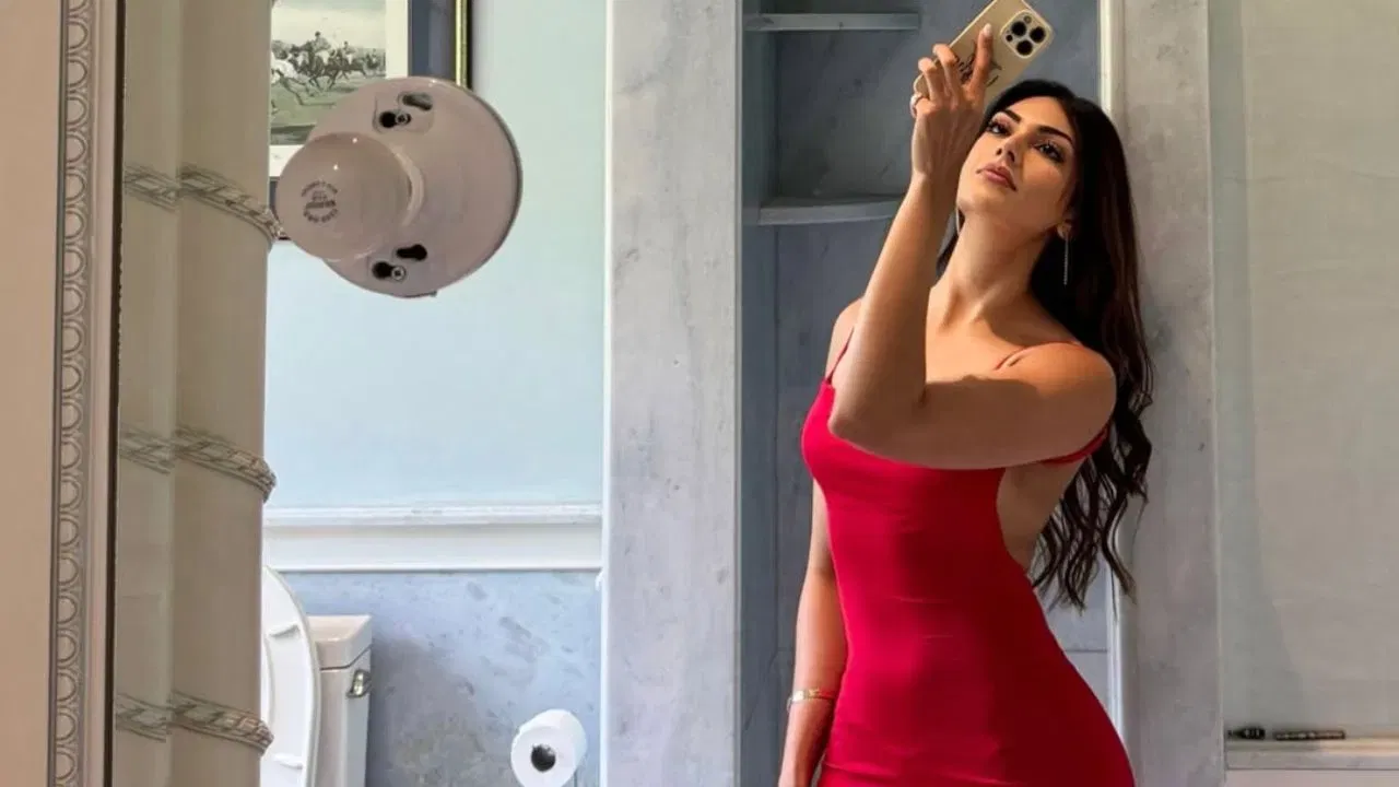 પંજાબી ગીતો ઉપરાંત, યેશા સાગર હિન્દી મ્યુઝિક વીડિયોમાં પણ જોવા મળી છે. તેણીએ ટોની કક્કર જેવા ગાયકો સાથે કોલેબ કર્યું છે, જેનાથી તેણીના ફેન ફોલોઇંગમાં વધારો થયો.