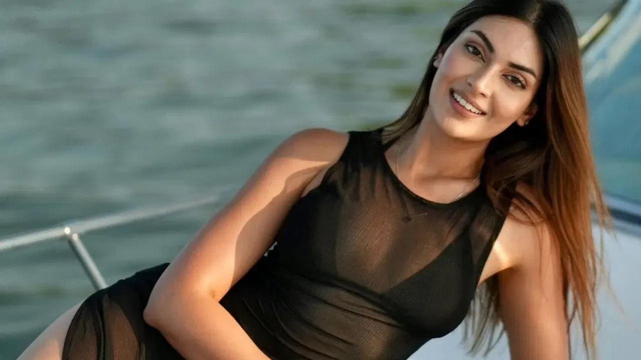 WPL 2026 દરમિયાન યેશા સાગરની એન્કરિંગે દર્શકોને પ્રભાવિત કર્યા છે. તેણીની ગ્લેમરસ અદાના કારણે ક્રિકેટ ચાહકો તેણીને વારંવાર સ્ક્રીન પર જોવા માંગી રહ્યા છે.