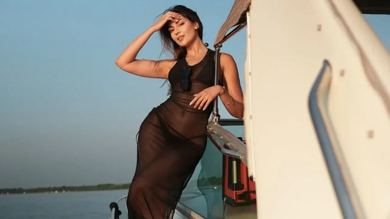 બહુ ઓછા લોકો જાણે છે કે યેશા સાગર માત્ર સ્પોર્ટ્સ એન્કર જ નથી, પરંતુ અગાઉ મોડેલિંગ અને સંગીત ઉદ્યોગમાં પણ પોતાનું નામ બનાવી ચૂકી છે. એન્કર બનતા પહેલા, યેશા અનેક પંજાબી અને હિન્દી મ્યુઝિક વીડિયોમાં જોવા મળી હતી.